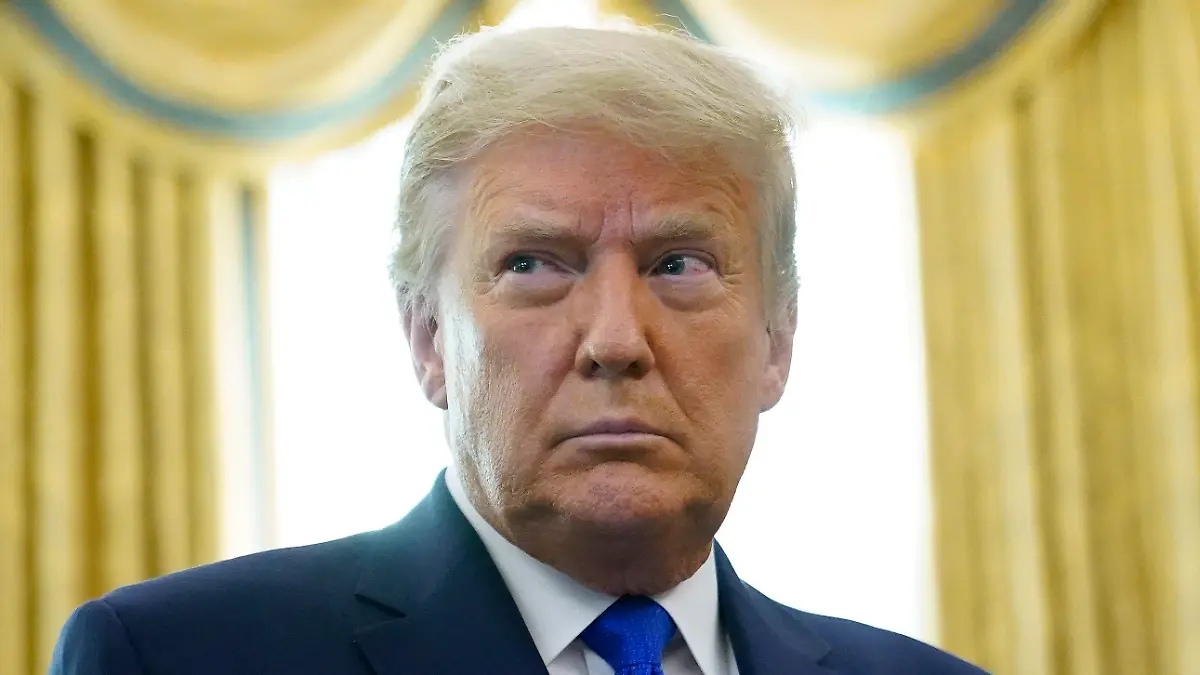 ARCHIV - 07.12.2020, USA, Washington: Donald Trump, Präsident der USA, steht bei der Verleihung der «Presidential Medal of Freedom» im Oval Office des Weißen Hauses. Trotz Dutzender Schlappen vor Gericht macht der amtierende US-Präsident Donald Trump weiter mit dem juristischen Kampf gegen seine Niederlage bei der Präsidentschaftswahl. Foto: Patrick Semansky/AP/dpa +++ dpa-Bildfunk +++