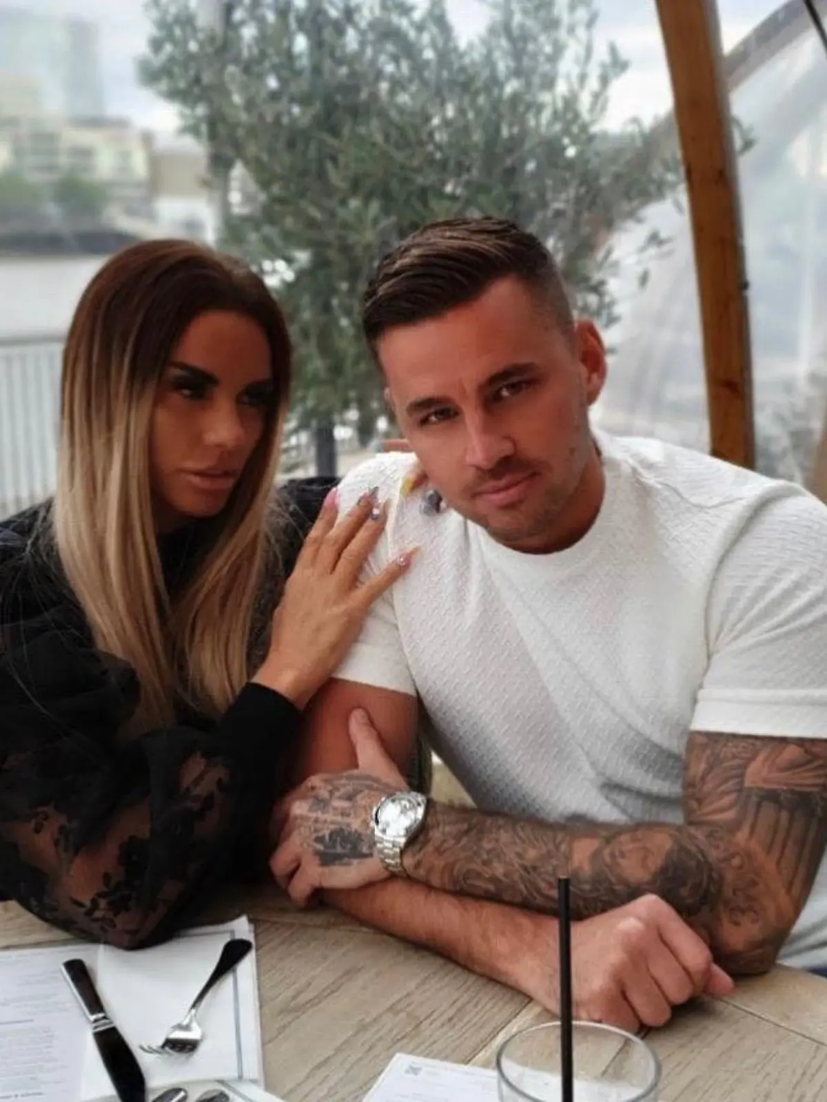 Katie Price ist total in Carl Woods verliebt