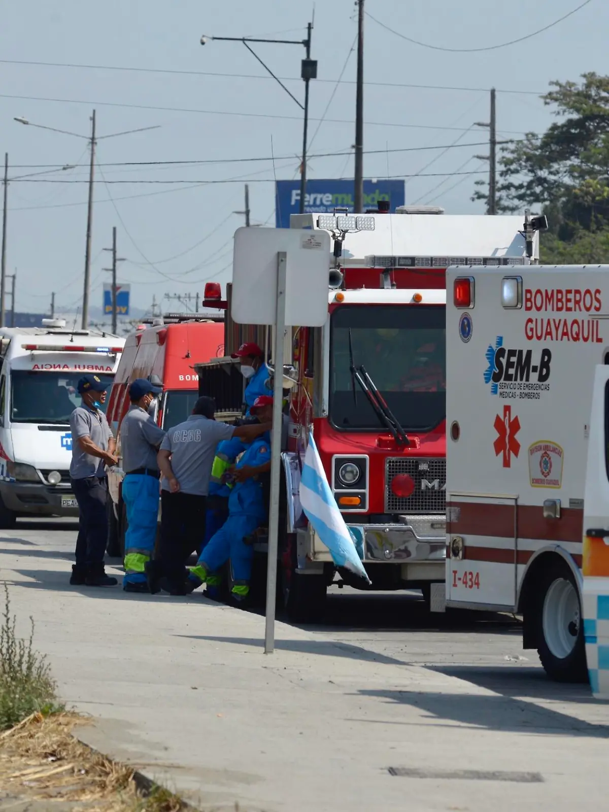 29.09.2021, Ecuador, Guayaquil: Zahlreiche Krankenwagen und Wagen der Feuerwehr stehen vor der Haftanstalt Guayas N1, in der es zu gewalttätigen Auseinandersetzungen gekommen ist. Rund 400 Beamte seien an dem Einsatz beteiligt gewesen, sagte Polizeichef Buenaño. Foto: Marcos Pin/dpa +++ dpa-Bildfunk +++
