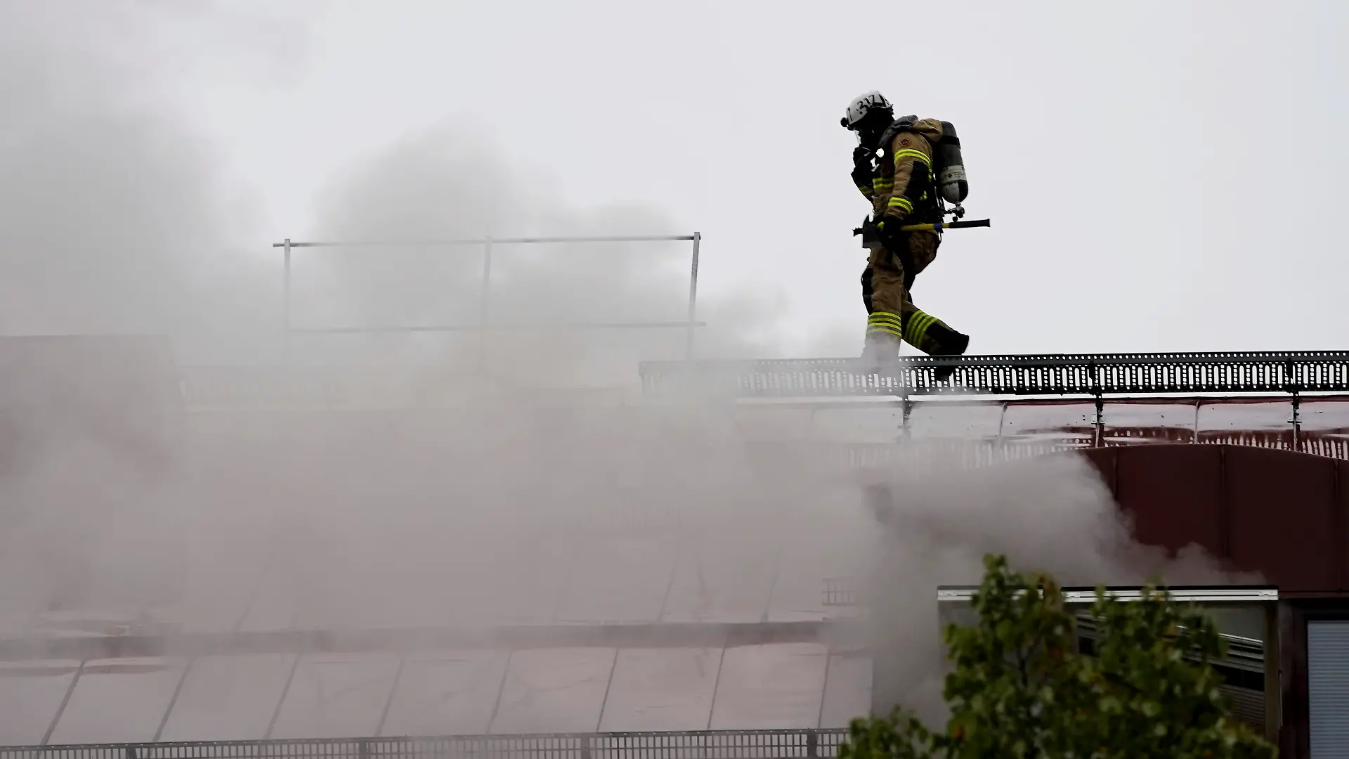 GÖTEBORG 2021-09-28 En stor explosion har inträffat vid ett flerfamiljshus i Annedal i centrala Göteborg. Foto BJÖRN LARSSON ROSVALL / TT / Kod 9200