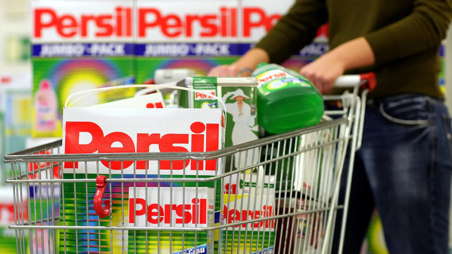 ARCHIV - Verpackungen mit dem Waschmittel Persil aus der Produktpalette des Konsumgüterherstellers Henkel liegen in einem Einkaufswagen in Düsseldorf (Archivfoto vom 14.12.2006). Der Konsumgüterhersteller Henkel legt am Mittwoch (27.02.2008) in Düsseldorf die Geschäftszahlen vor. Foto: Rolf Vennenbernd dpa/lnw +++(c) dpa - Bildfunk+++