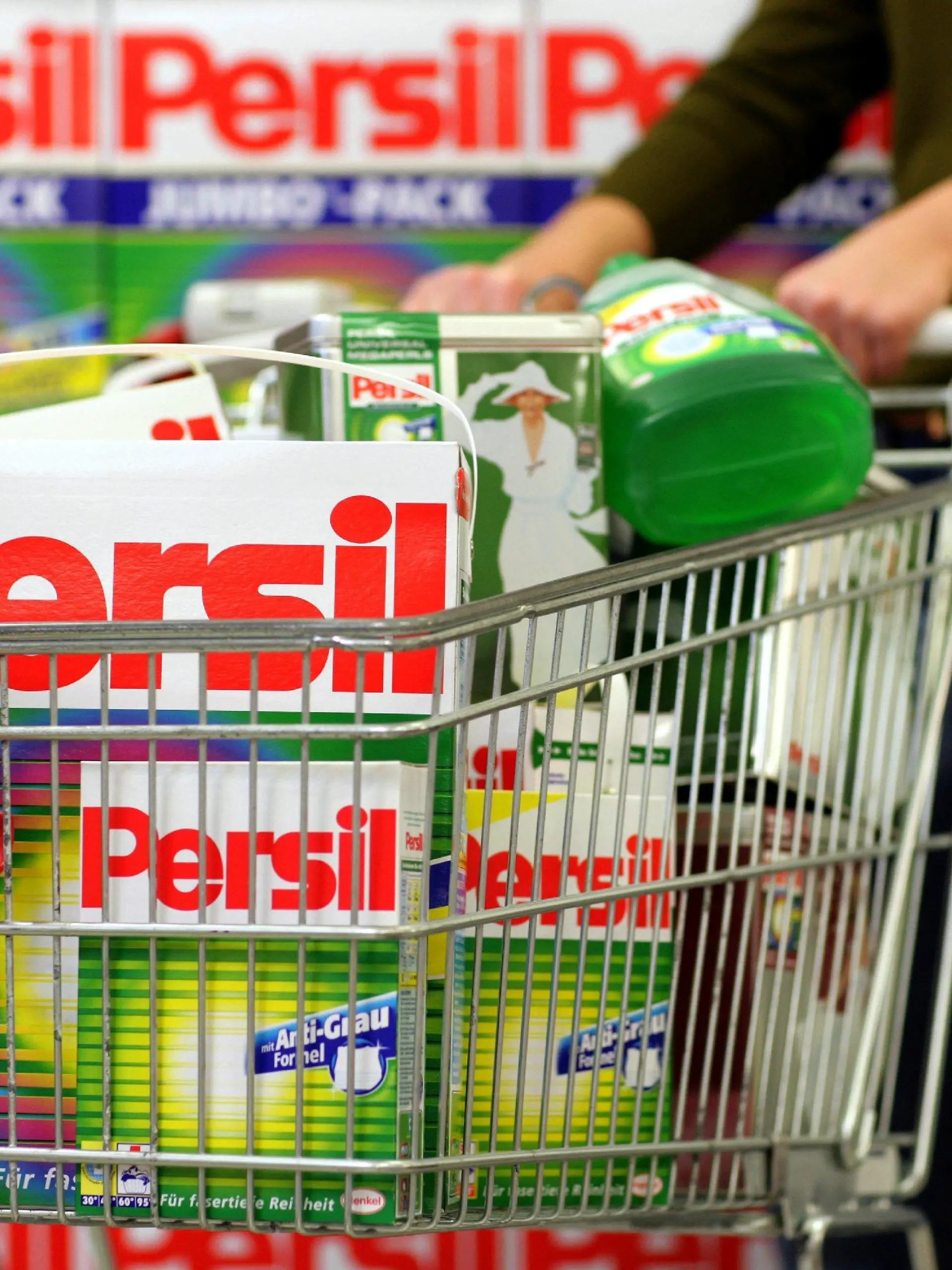 ARCHIV - Verpackungen mit dem Waschmittel Persil aus der Produktpalette des Konsumgüterherstellers Henkel liegen in einem Einkaufswagen in Düsseldorf (Archivfoto vom 14.12.2006). Der Konsumgüterhersteller Henkel legt am Mittwoch (27.02.2008) in Düsseldorf die Geschäftszahlen vor. Foto: Rolf Vennenbernd dpa/lnw +++(c) dpa - Bildfunk+++