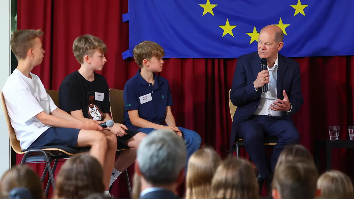 German Chancellor Olaf Scholz speaks during his visit to Eigenherd primary school to mark EU project day in school, in Kleinmachnow, Germany May 22, 2023. REUTERS/Fabrizio Bensch