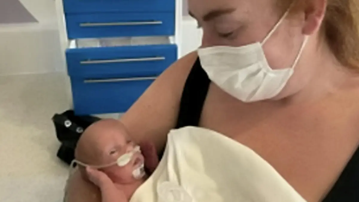SONDERKONDITIONEN: Satzpreis!
Chesterwith his mum Ann Rice. See SWNS story SWBRbaby; A mum was urged to terminate her pregnancy when her waters broke at just 20 weeks and she was told her baby had less than one per cent of survival - but now he is thriving. Little Chester Rice, now nine months old, was born weighing just 834g, or 1lb 8oz - less than a bag of sugar - a whole ten weeks after mum Ann's waters broke at just 20 weeks. Mum-of-three Ann, 36, from Cardiff, Wales, was told she would miscarry naturally within 48 hours, and was sent home from hospital with antibiotics. And when she didn't miscarry, she was advised by multiple doctors to terminate her pregnancy, due to the risk of her contracting sepsis. Ann, who is also mum to Connor, seven, and 19-month-old Riley, said receiving the news was "horrific" - but she and husband Chris, 38, took the decision to continue the pregnany.