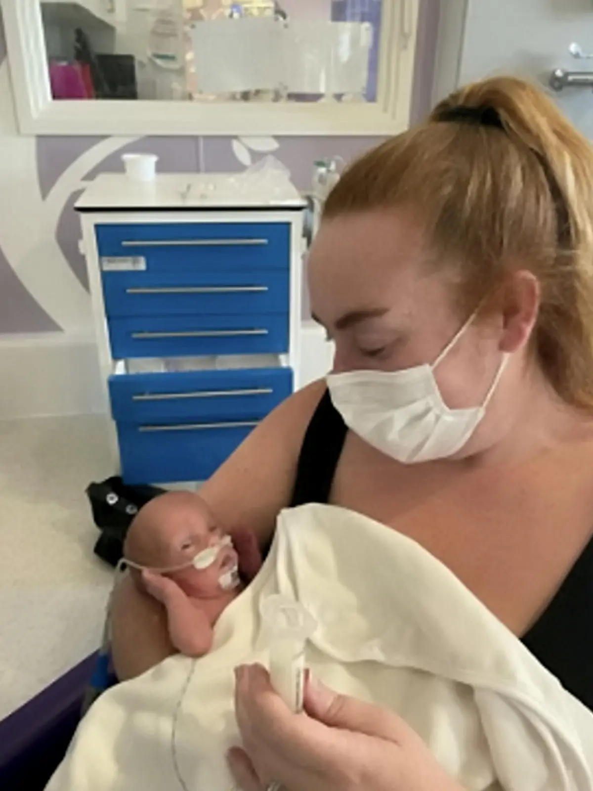SONDERKONDITIONEN: Satzpreis!
Chesterwith his mum Ann Rice. See SWNS story SWBRbaby; A mum was urged to terminate her pregnancy when her waters broke at just 20 weeks and she was told her baby had less than one per cent of survival - but now he is thriving. Little Chester Rice, now nine months old, was born weighing just 834g, or 1lb 8oz - less than a bag of sugar - a whole ten weeks after mum Ann's waters broke at just 20 weeks. Mum-of-three Ann, 36, from Cardiff, Wales, was told she would miscarry naturally within 48 hours, and was sent home from hospital with antibiotics. And when she didn't miscarry, she was advised by multiple doctors to terminate her pregnancy, due to the risk of her contracting sepsis. Ann, who is also mum to Connor, seven, and 19-month-old Riley, said receiving the news was "horrific" - but she and husband Chris, 38, took the decision to continue the pregnany.