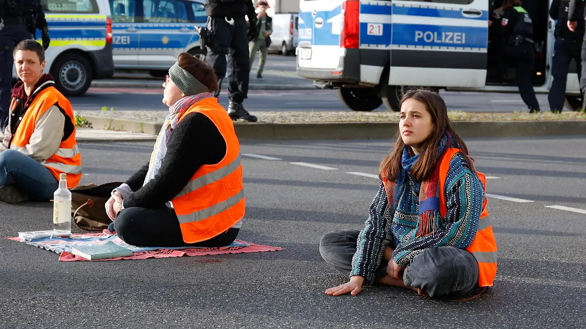 Berlin, 24.04.2023 - Aktivisten der" Letzen Generation" haben ihree Haende auf der Kniprodestrasse festgeklebt. Die "Letzte Generation? hat wie angekuendigt mit Blockaden den Verkehr in Berlin behindert.
