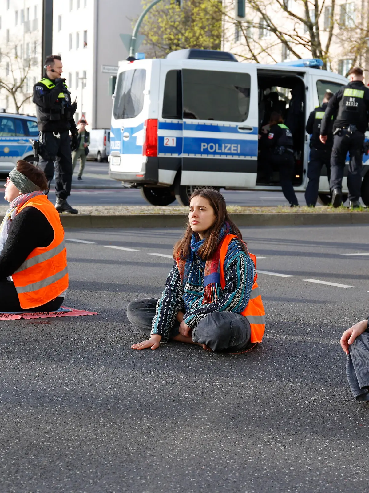 Berlin, 24.04.2023 - Aktivisten der" Letzen Generation" haben ihree Haende auf der Kniprodestrasse festgeklebt. Die "Letzte Generation? hat wie angekuendigt mit Blockaden den Verkehr in Berlin behindert.