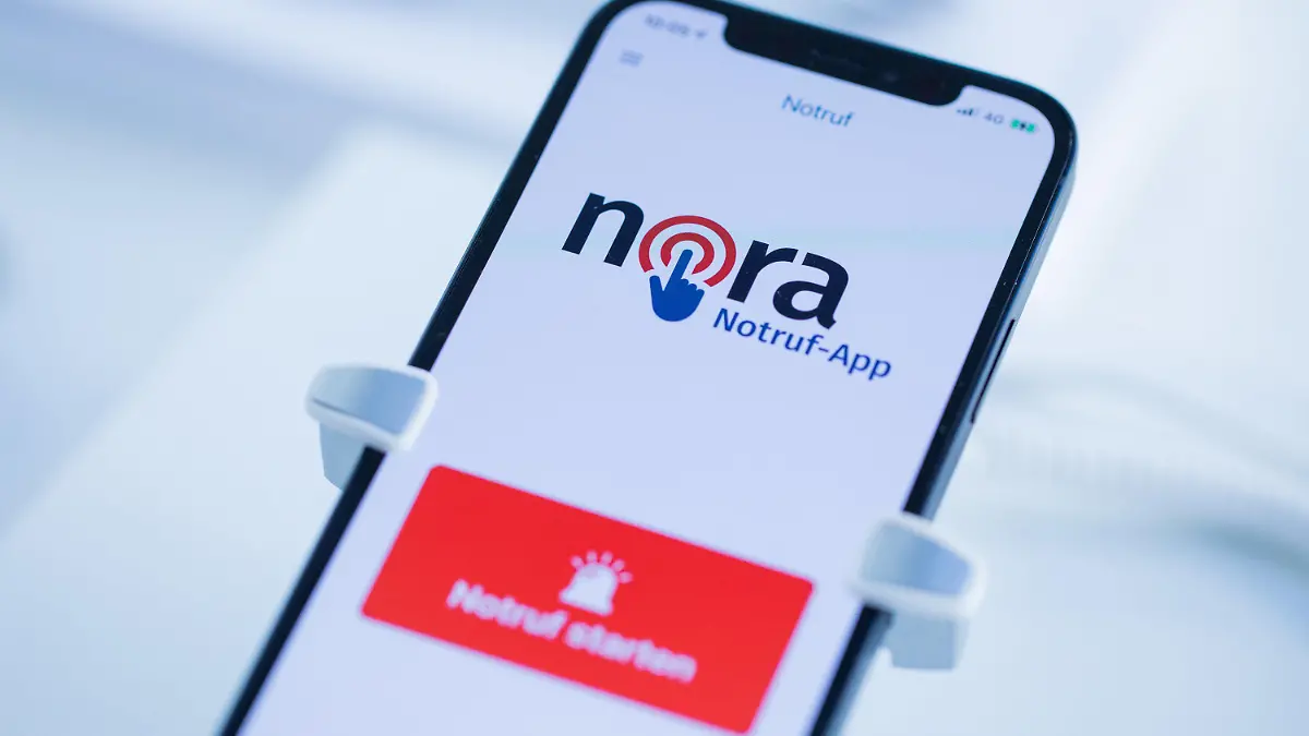 28.09.2021, Nordrhein-Westfalen, Düsseldorf: Die neue Notruf-App Nora ist auf dem Display eines Mobiltelefones zu sehen. Der nordrhein-westfälische Innenminister Reul stellte die bundesweit verfügbare Notruf-App Nora am gleichen Tag in Düsseldorf vor. Die App ist eine Ergänzung zu den Notrufnummern 110 und 112 von Polizei, Feuerwehr und Rettungsdiensten und richtet sich vor allem an Menschen mit einer Hör- und Sprachbehinderung. Foto: Rolf Vennenbernd/dpa +++ dpa-Bildfunk +++