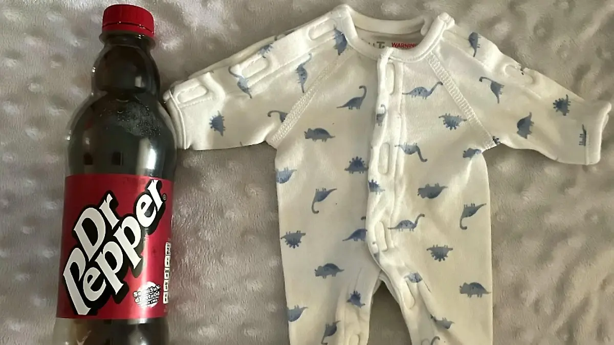 SONDERKONDITIONEN: Satzpreis!
Chester?s first baby grow from when he was born (and how it looks against him now). See SWNS story SWBRbaby; A mum was urged to terminate her pregnancy when her waters broke at just 20 weeks and she was told her baby had less than one per cent of survival - but now he is thriving. Little Chester Rice, now nine months old, was born weighing just 834g, or 1lb 8oz - less than a bag of sugar - a whole ten weeks after mum Ann's waters broke at just 20 weeks. Mum-of-three Ann, 36, from Cardiff, Wales, was told she would miscarry naturally within 48 hours, and was sent home from hospital with antibiotics. And when she didn't miscarry, she was advised by multiple doctors to terminate her pregnancy, due to the risk of her contracting sepsis. Ann, who is also mum to Connor, seven, and 19-month-old Riley, said receiving the news was "horrific" - but she and husband Chris, 38, took the decision to continue the pregnany.