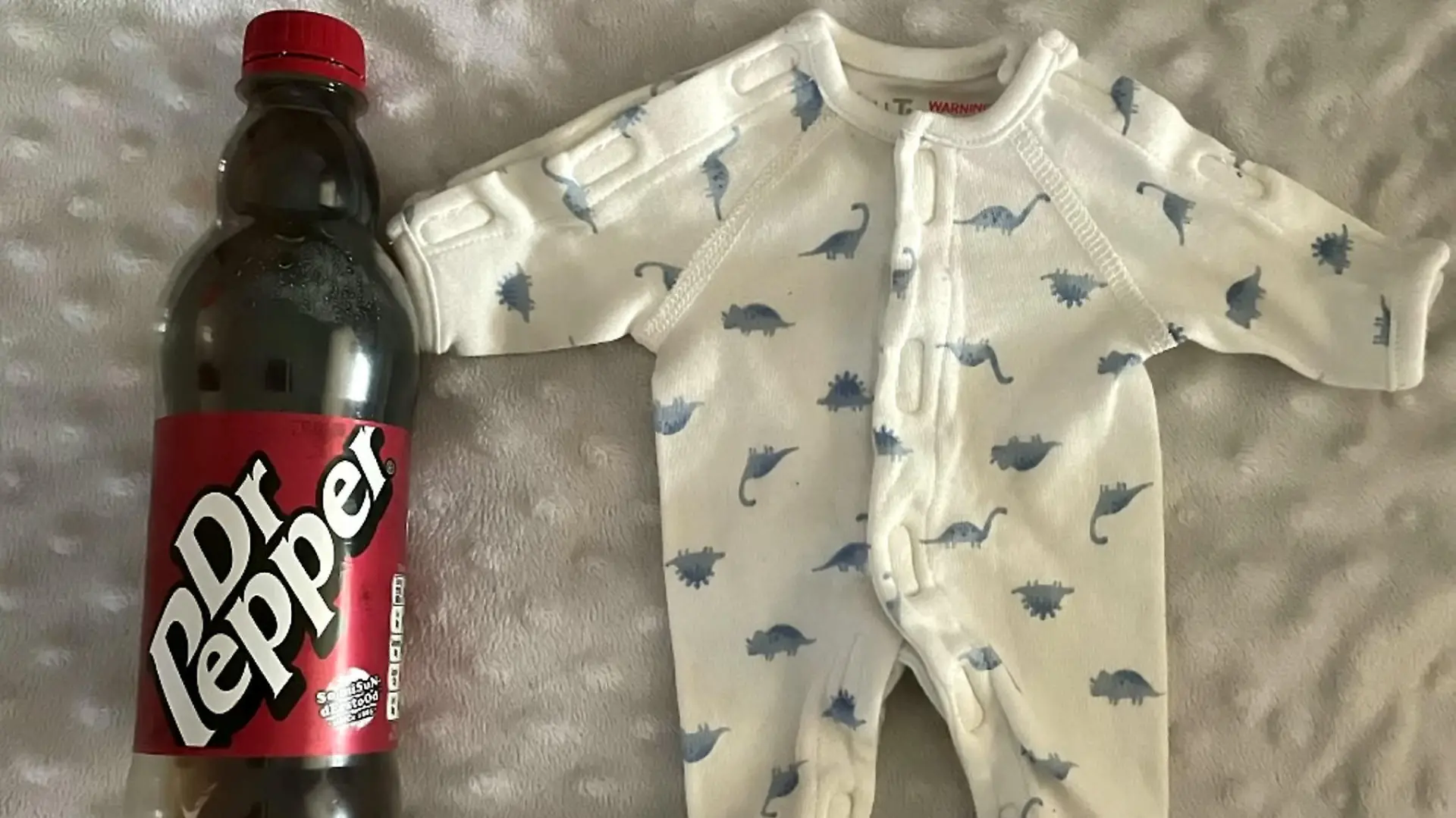 SONDERKONDITIONEN: Satzpreis!
Chester?s first baby grow from when he was born (and how it looks against him now). See SWNS story SWBRbaby; A mum was urged to terminate her pregnancy when her waters broke at just 20 weeks and she was told her baby had less than one per cent of survival - but now he is thriving. Little Chester Rice, now nine months old, was born weighing just 834g, or 1lb 8oz - less than a bag of sugar - a whole ten weeks after mum Ann's waters broke at just 20 weeks. Mum-of-three Ann, 36, from Cardiff, Wales, was told she would miscarry naturally within 48 hours, and was sent home from hospital with antibiotics. And when she didn't miscarry, she was advised by multiple doctors to terminate her pregnancy, due to the risk of her contracting sepsis. Ann, who is also mum to Connor, seven, and 19-month-old Riley, said receiving the news was "horrific" - but she and husband Chris, 38, took the decision to continue the pregnany.