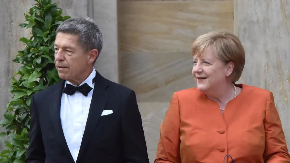 Angela Merkel und Mann Joachim Sauer auf dem roten Teppich bei der Eroeffnung der Bayreuther Festspiele 2021 im Festspielhaus in Bayreuth