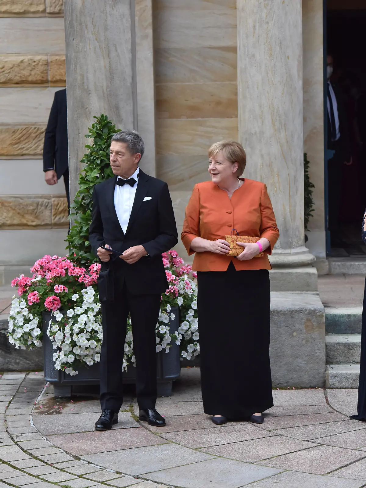 Angela Merkel und Mann Joachim Sauer auf dem roten Teppich bei der Eroeffnung der Bayreuther Festspiele 2021 im Festspielhaus in Bayreuth