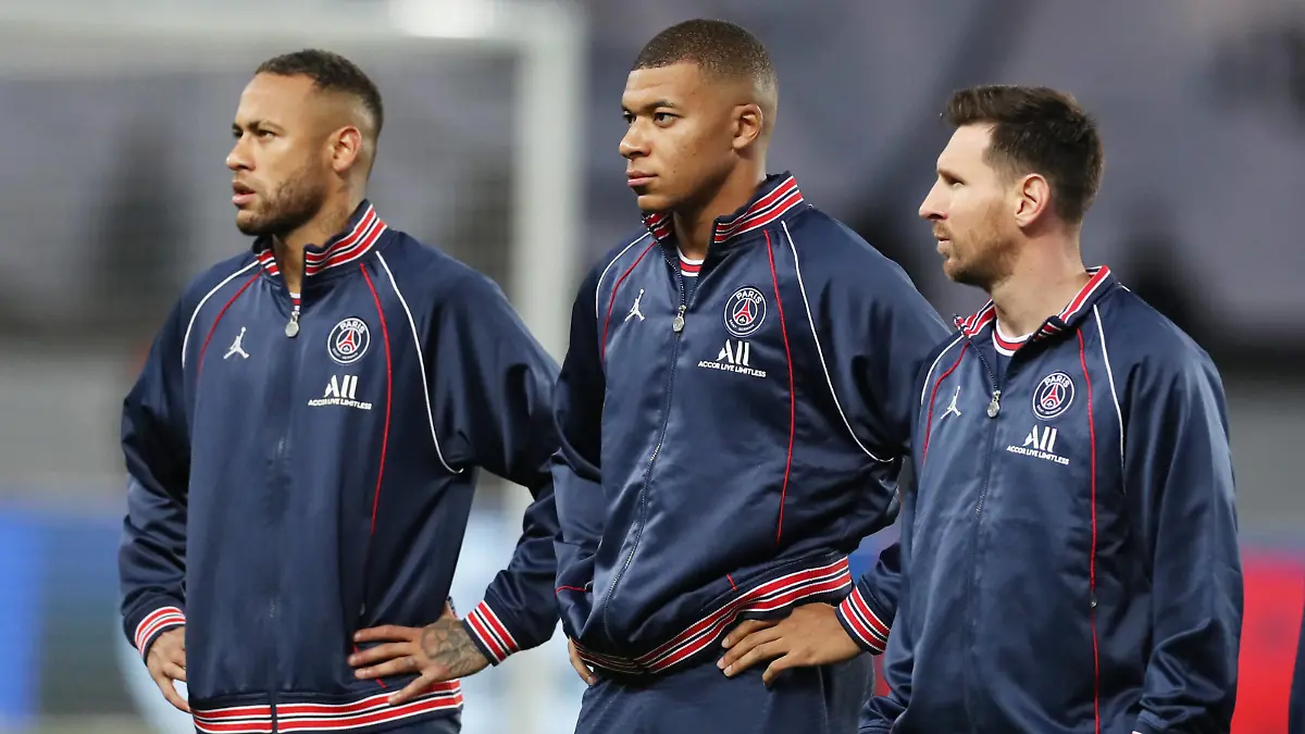 210920 -- PARIS, Sept. 20, 2021 -- Paris Saint Germain s Lionel Messi R, NeymarL and Kylian Mbappe reacts before a French Ligue 1 football match between Paris Saint Germain PSG and Lyon in Paris, France, Sept. 19, 2021. SPFRANCE-PARIS-LEAGUE 1-PSG VS LYON GaoxJing PUBLICATIONxNOTxINxCHN