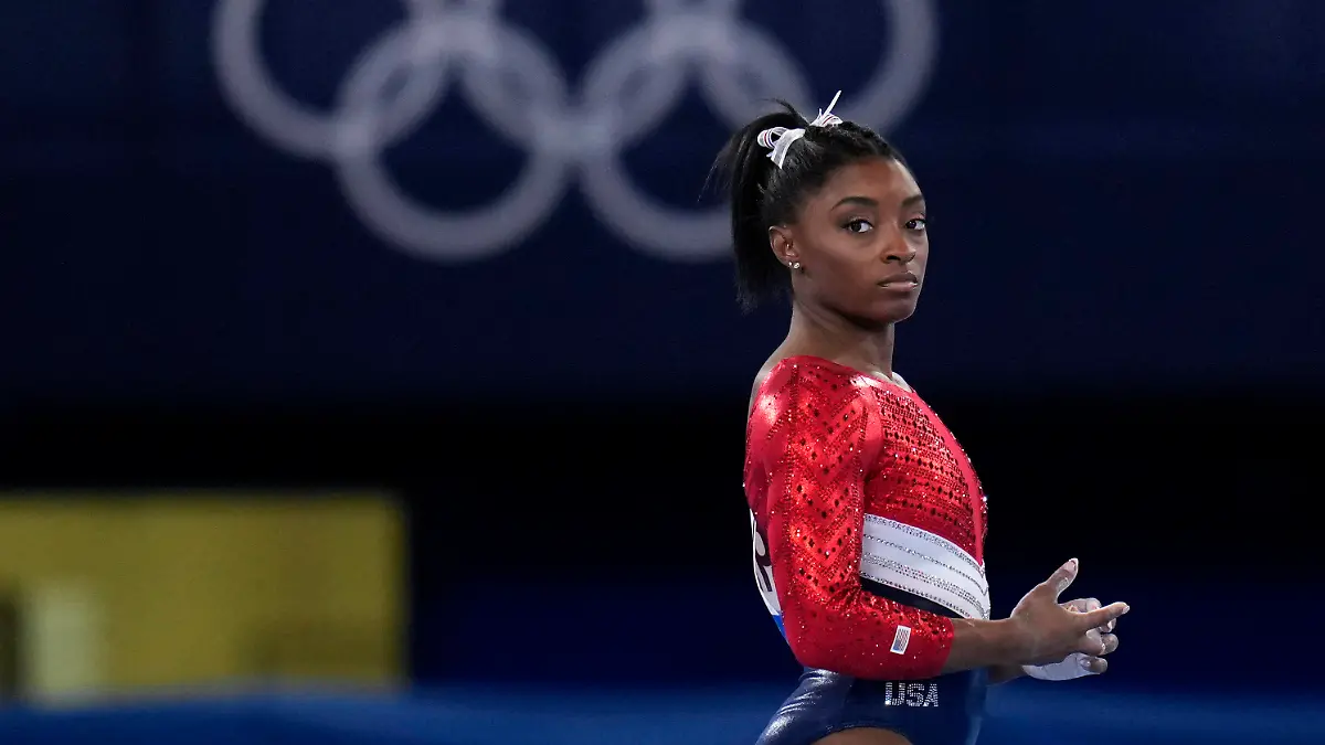 27.07.2021, Japan, Tokyo: Simone Biles aus den USA wartet auf ihren Auftritt am Sprung während des Finales der Kunstturnerinnen bei den Olympischen Sommerspielen 2020. Die viermalige Rio-Olympiasiegerin hat ihre weiteren Starts in den Turn-Finals bei den Sommerspielen in Tokio abgesagt. Foto: Gregory Bull/AP/dpa +++ dpa-Bildfunk +++