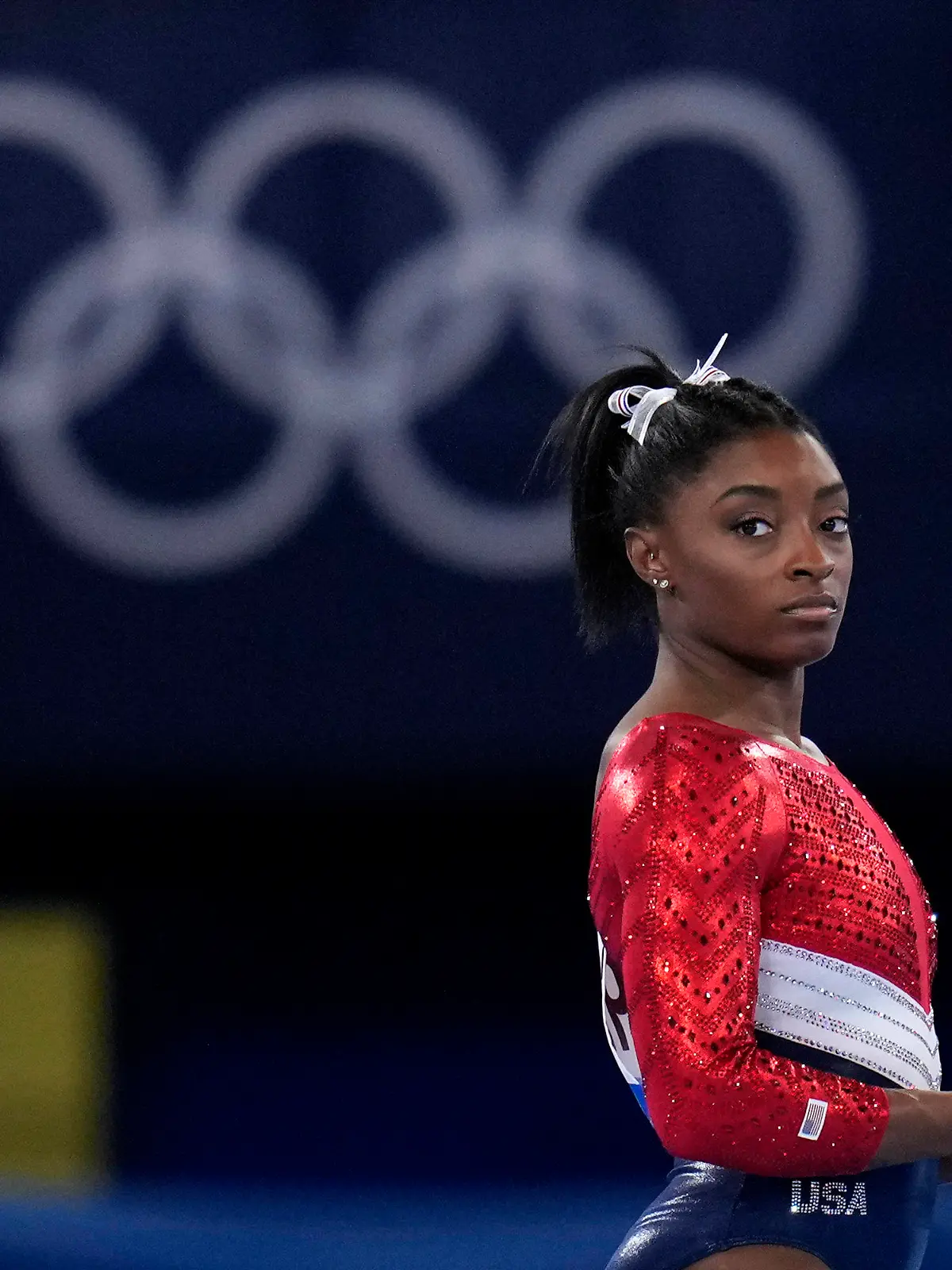 27.07.2021, Japan, Tokyo: Simone Biles aus den USA wartet auf ihren Auftritt am Sprung während des Finales der Kunstturnerinnen bei den Olympischen Sommerspielen 2020. Die viermalige Rio-Olympiasiegerin hat ihre weiteren Starts in den Turn-Finals bei den Sommerspielen in Tokio abgesagt. Foto: Gregory Bull/AP/dpa +++ dpa-Bildfunk +++