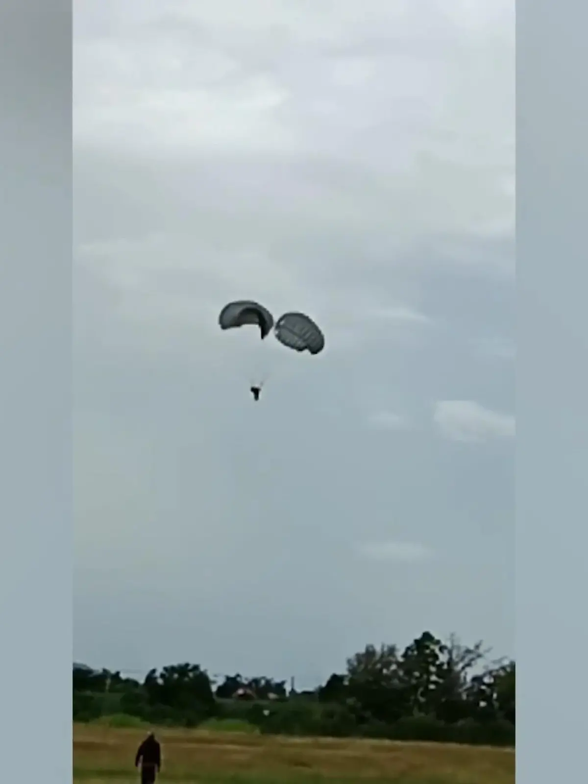 Mit einem Trick kann der Trainer die beiden Fallschirmspringer retten.