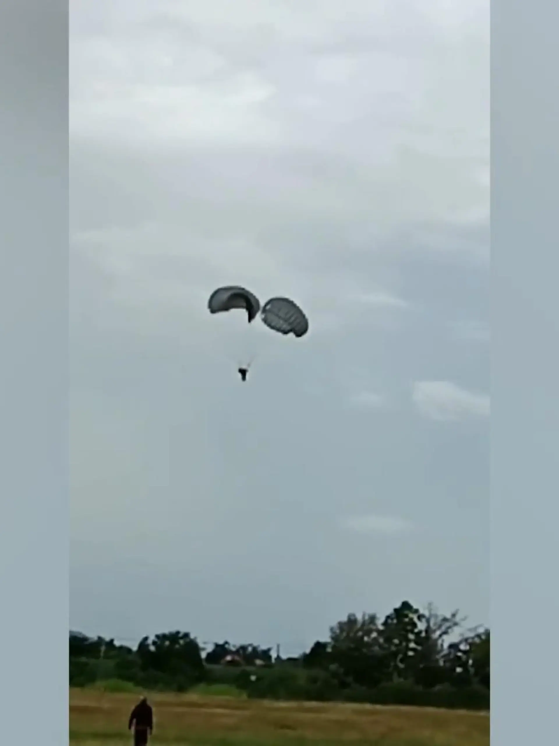 Mit einem Trick kann der Trainer die beiden Fallschirmspringer retten.