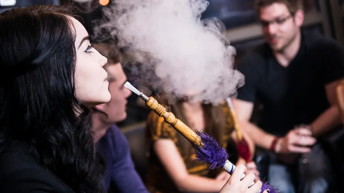 Junge Menschen rauchen Shisha