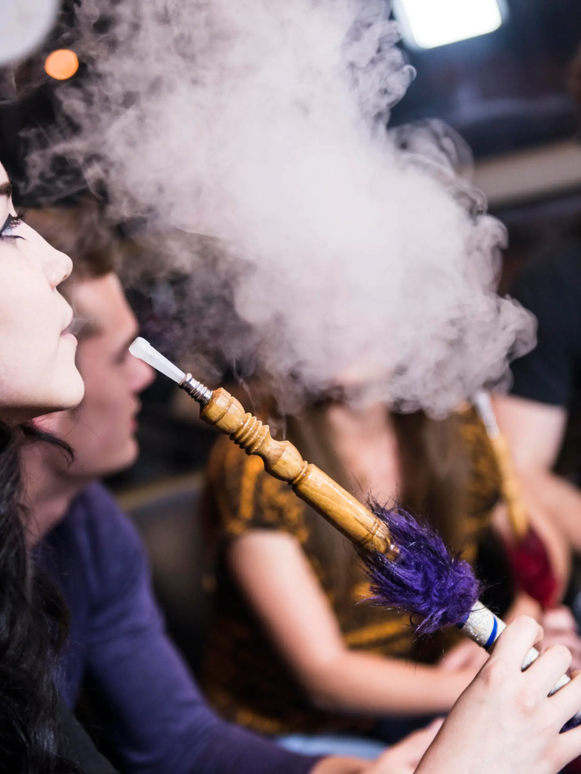 Junge Menschen rauchen Shisha
