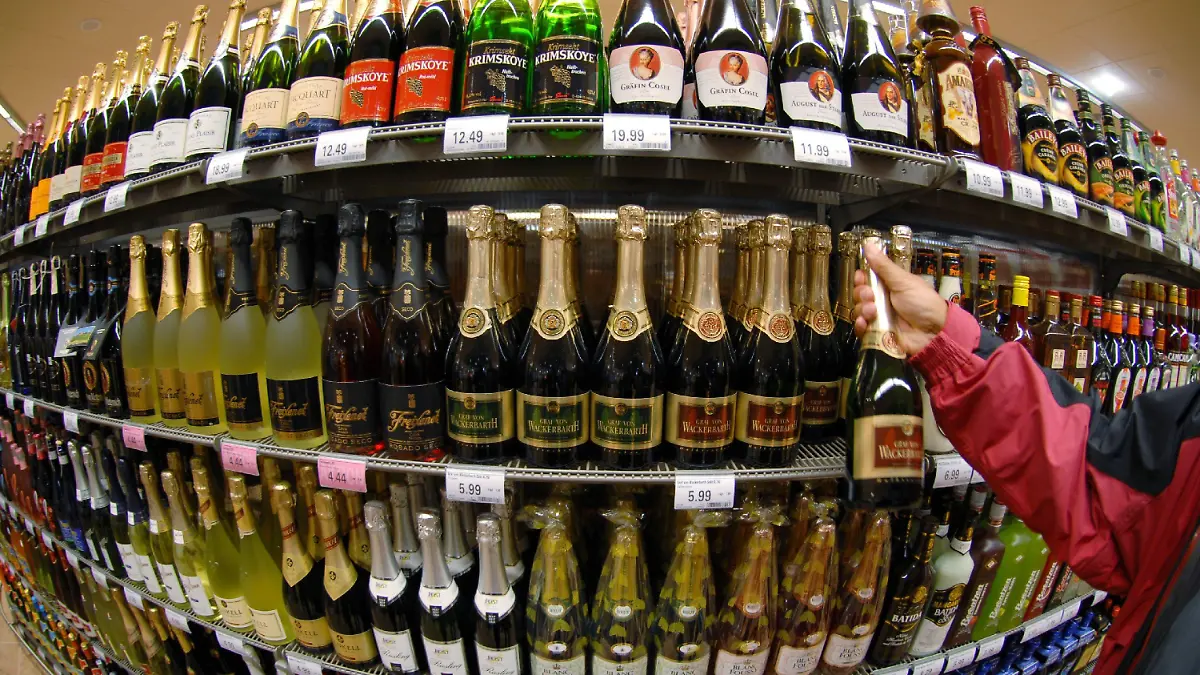 ARCHIV - Ein Regal mit Sektflaschen und anderen alkoholischen Getränken in einem Supermarkt in Erlangen (Mittelfranken) (Archivfoto vom 18.09.2007). Im Kampf gegen den illegalen Verkauf von Alkohol, Zigaretten und Gewaltfilmen an Minderjährige setzt die Bundesregierung auf Kinder und Jugendliche als verdeckte Testkäufer. Am Mittwoch (17.10.2007) soll die Verschärfung des Jugendschutzgesetzes im Kabinett beschlossen werden. Kinder sollen nicht eingesetzt werden, stellte Familienministerin von der Leyen nach umgehend erfolgter Kritik klar. Testkäufer zwischen 14 und 18 Jahren sollen Händler überführen, die gegen das Verkaufsverbot von harten alkoholischen Getränken, Zigaretten, Gewaltfilmen oder Killerspielen an Minderjährige verstoßen. Foto: Armin Weigel dpa  +++(c) dpa - Bildfunk+++