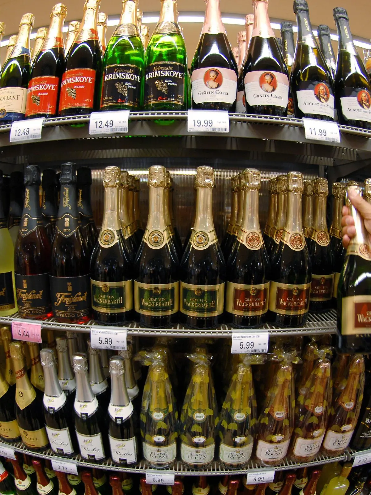 ARCHIV - Ein Regal mit Sektflaschen und anderen alkoholischen Getränken in einem Supermarkt in Erlangen (Mittelfranken) (Archivfoto vom 18.09.2007). Im Kampf gegen den illegalen Verkauf von Alkohol, Zigaretten und Gewaltfilmen an Minderjährige setzt die Bundesregierung auf Kinder und Jugendliche als verdeckte Testkäufer. Am Mittwoch (17.10.2007) soll die Verschärfung des Jugendschutzgesetzes im Kabinett beschlossen werden. Kinder sollen nicht eingesetzt werden, stellte Familienministerin von der Leyen nach umgehend erfolgter Kritik klar. Testkäufer zwischen 14 und 18 Jahren sollen Händler überführen, die gegen das Verkaufsverbot von harten alkoholischen Getränken, Zigaretten, Gewaltfilmen oder Killerspielen an Minderjährige verstoßen. Foto: Armin Weigel dpa  +++(c) dpa - Bildfunk+++