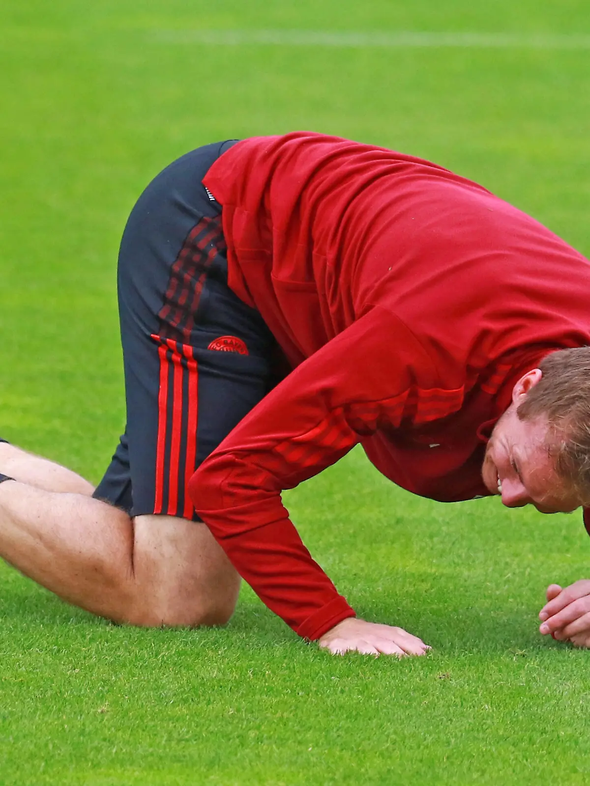  Trainer Julian Nagelsmann, am Boden, verletzt Fussball / Champions League / FC Bayern Muenchen -Abschlusstraining vor dem Spiel gegen Dynamo Kiew / 28.09.2021 / Trainingsgelaende, Saebenerstr. FOTO: Mladen Lackovic / LakoPress *** Coach Julian Nagelsmann, down, injured Football Champions League FC Bayern Muenchen final training before the match against Dynamo Kiev 28 09 2021 Training ground, Saebenerstr PHOTO Mladen Lackovic LakoPress