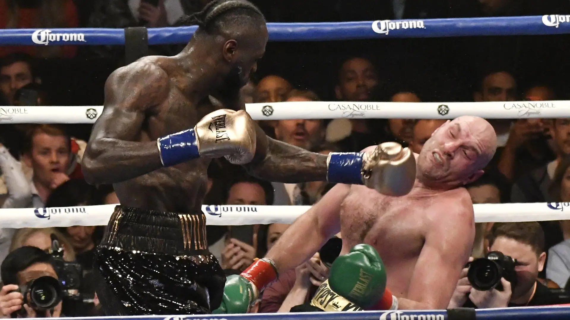(in color trunks) Deontay Wilder knocks down Tyson Fury a 2nd time in the 12 round at the Staple Center Saturday. The fight was draw between both fighters from the judges scoring . Los Angeles, CA. Dec 1,2018. Wilder-vs-Fury-BOXING PUBLICATIONxINxGERxSUIxAUTxONLY - ZUMAbl1_ 20181201_zaf_bl1_011 Copyright: xGenexBlevinsx  