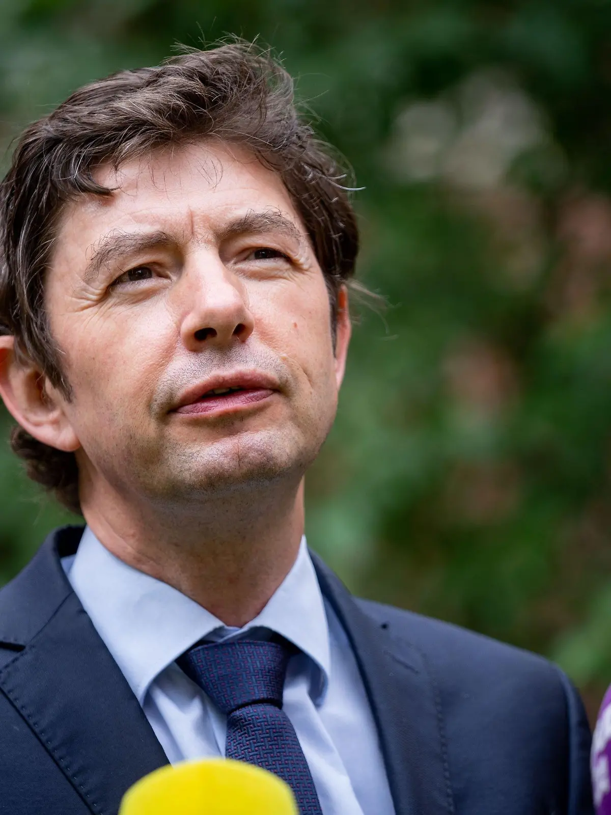 ARCHIV - 22.06.2021, Berlin: Christian Drosten, Direktor des Instituts für Virologie an der Charité, gibt nach einem Treffen mit dem österreichischen Kanzler Kurz auf dem Gelände der Charite ein Pressestatement. Drosten bezweifelt, dass Deutschland allein durch Impfangebote eine akzeptable Impfquote in der Corona-Pandemie erreichen kann. Hauptgrund sei eine gewisse Gleichgültigkeit in der Bevölkerung. Foto: Kay Nietfeld/dpa +++ dpa-Bildfunk +++