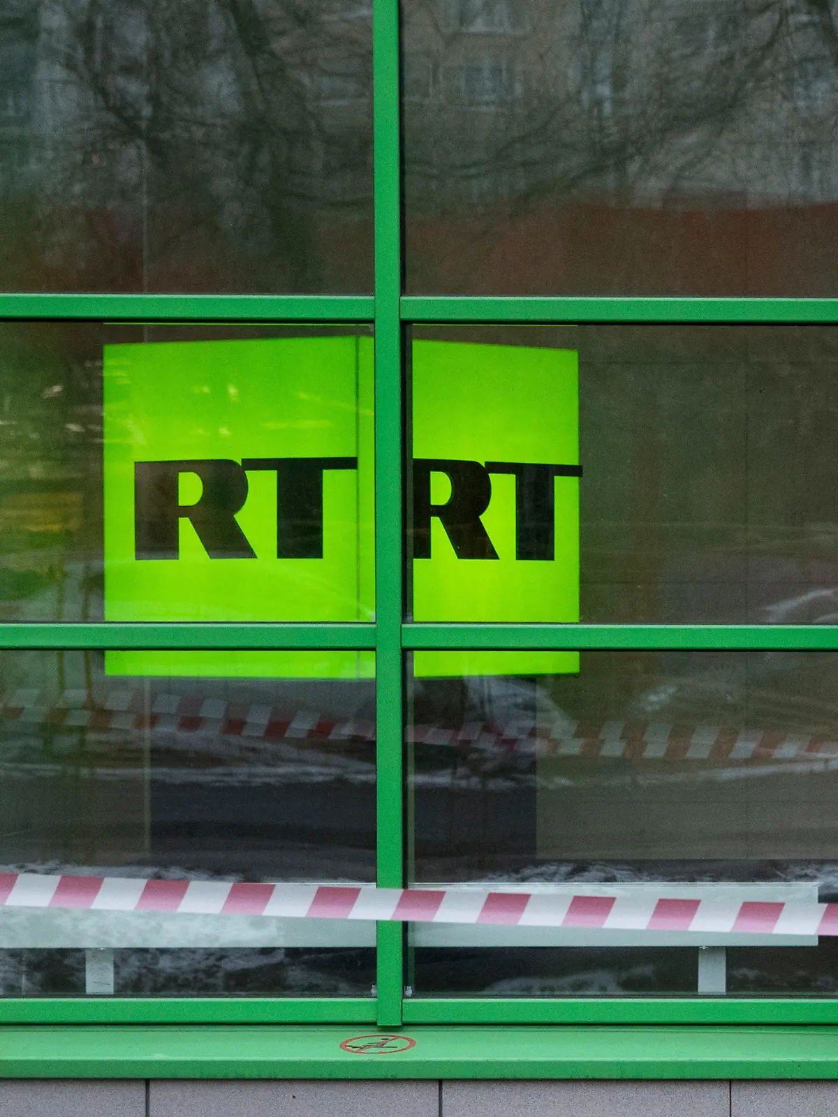 ARCHIV - 27.10.2017, Russland, Moskau: Das Logo des staatlichen russischen TV-Senders «Russia Today» (RT) ist in Fenster des Firmenbüros zu sehen. Die Videoplattform Youtube hat die deutschen Kanäle des russischen Staatsmediums RT gesperrt und entfernt. Ein Youtube-Sprecher bestätigte am Dienstagabend auf Anfrage der Deutschen Presse-Agentur die Kündigung von zwei Kanälen. RT DE berichtete auf der eigenen Webseite ebenfalls über die Sperrung. Die Chefredakteurin von RT mit Sitz in Moskau kritisierte über Twitter den Schritt von Youtube scharf und sprach von einem «Medienkrieg». Foto: Pavel Golovkin/AP/dpa +++ dpa-Bildfunk +++