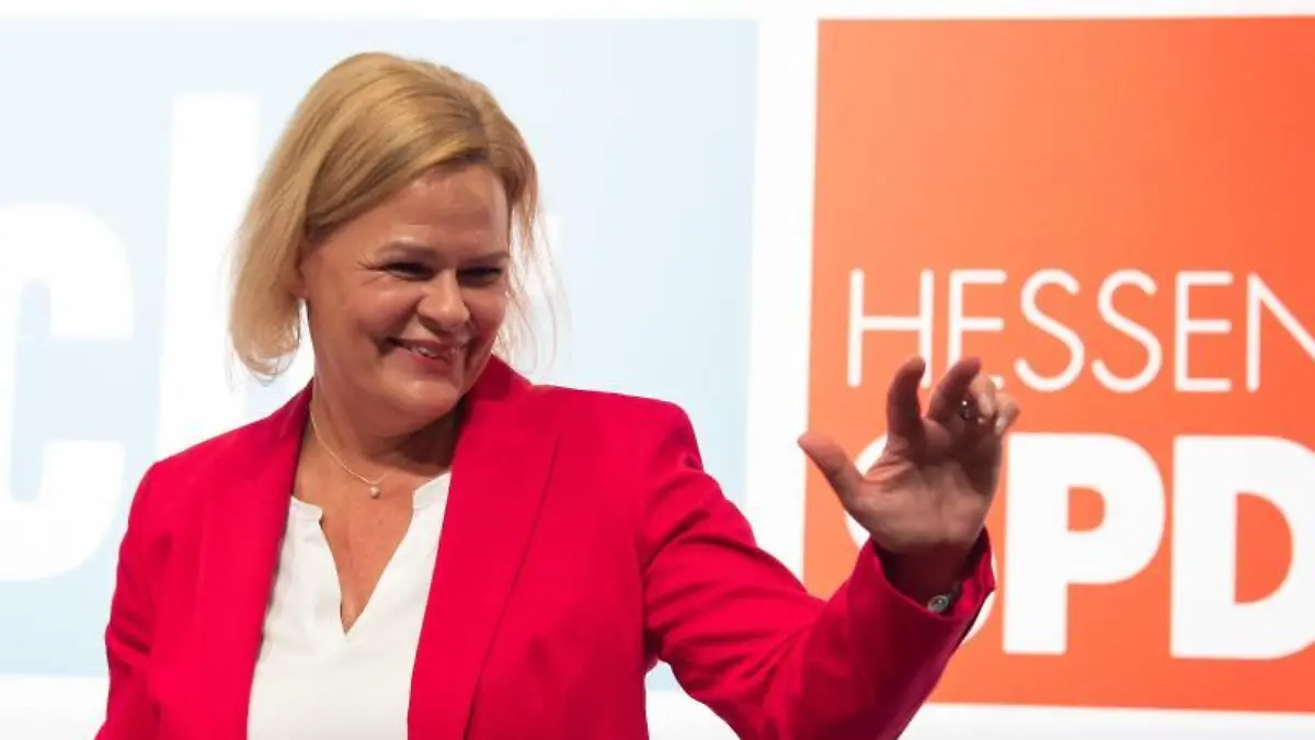 Nancy Feser gestikuliert beim Parteitag