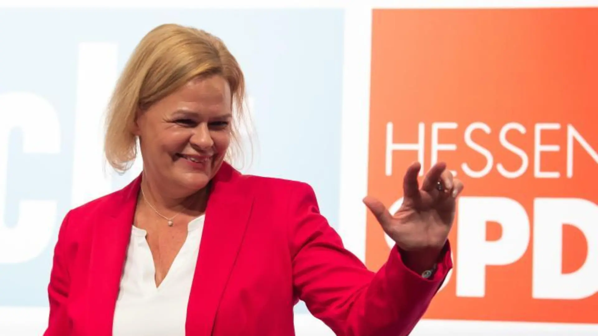 Nancy Feser gestikuliert beim Parteitag