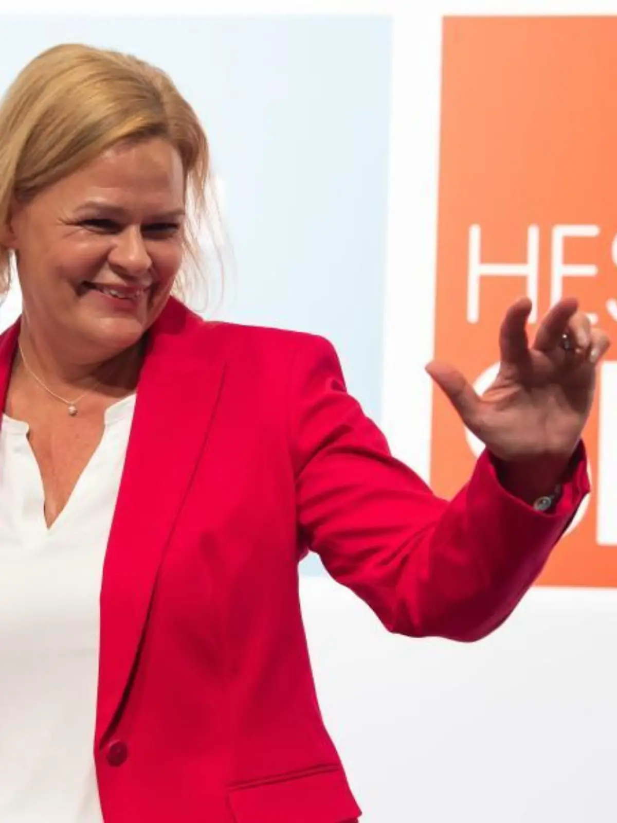 Nancy Feser gestikuliert beim Parteitag