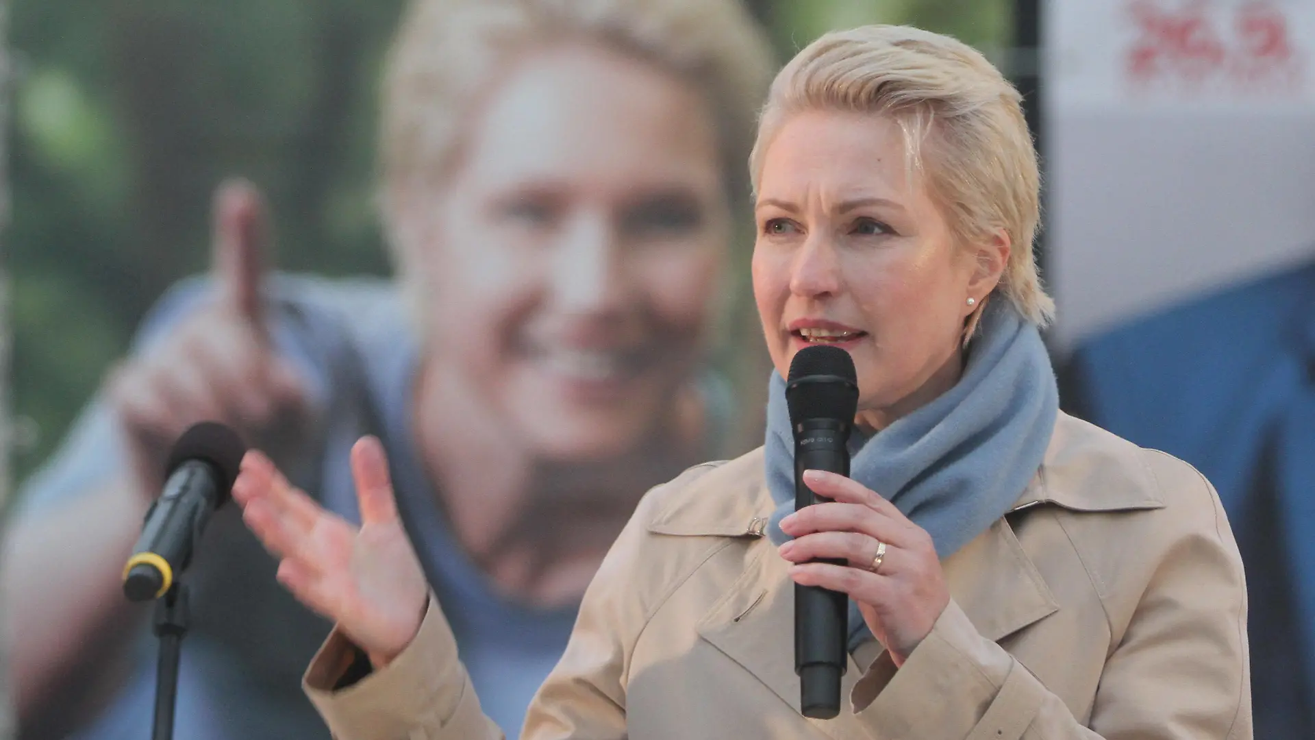 Blick am Freitag 24.09.2021 im Ostseebad Warnemünde auf den Endspurt im Wahlkampf zur MV-Wahl am 26. September mit der Ministerpräsidentin des Landes Mecklenburg Vorpommern Manuela Schwesig. Die SPD möchte aus den anstehenden Wahlen im Land und im Bund als stärkste Kraft hervorgehen. Momentan sieht es so aus, dass sie ihr Ziel erreichen kann. Dennoch wird bis zum Schluss um die Wählergunst geworben. *** View on Friday 24 09 2021 in the Baltic Sea resort Warnemünde on the final spurt in the election campaign for the MV election on 26 September with the Prime Minister of Mecklenburg Western Pomerania Manuela Schwesig The SPD would like to emerge from the upcoming elections in the state and the federal government as the strongest force