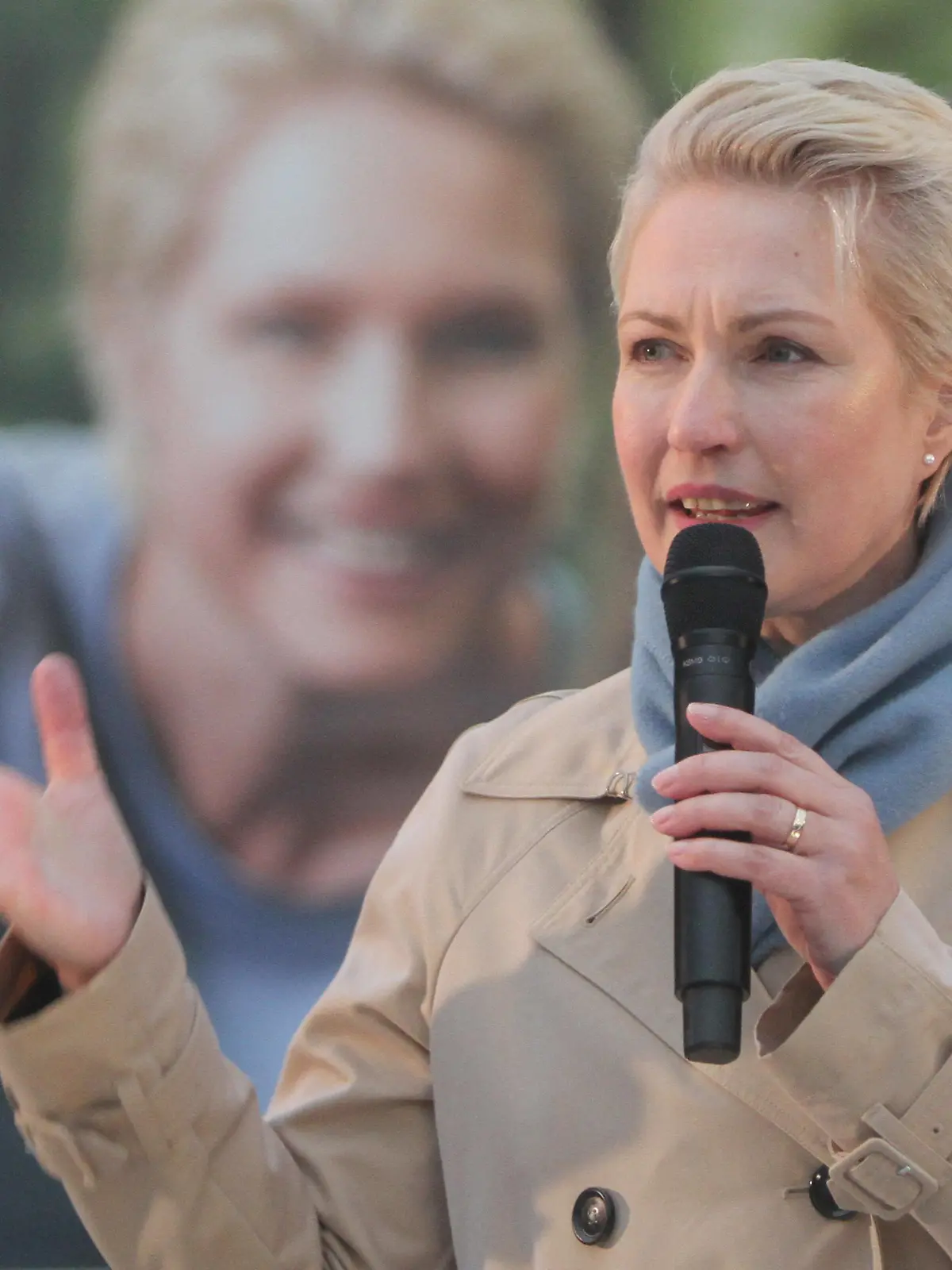  Blick am Freitag 24.09.2021 im Ostseebad Warnemünde auf den Endspurt im Wahlkampf zur MV-Wahl am 26. September mit der Ministerpräsidentin des Landes Mecklenburg Vorpommern Manuela Schwesig. Die SPD möchte aus den anstehenden Wahlen im Land und im Bund als stärkste Kraft hervorgehen. Momentan sieht es so aus, dass sie ihr Ziel erreichen kann. Dennoch wird bis zum Schluss um die Wählergunst geworben. *** View on Friday 24 09 2021 in the Baltic Sea resort Warnemünde on the final spurt in the election campaign for the MV election on 26 September with the Prime Minister of Mecklenburg Western Pomerania Manuela Schwesig The SPD would like to emerge from the upcoming elections in the state and the federal government as the strongest force