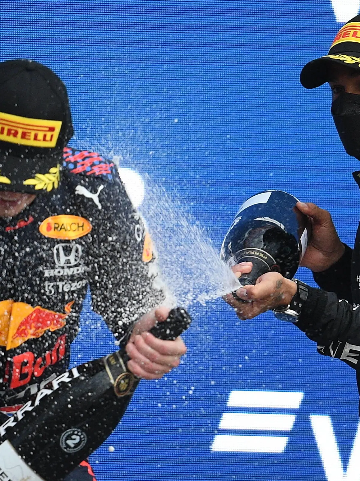  6660084 26.09.2021 Second-placed Red Bull s Max Verstappen, left, and first-placed British Formula One driver Lewis Hamilton of Mercedes-AMG Petronas celebrate during an award ceremony for the race of the 2021 Formula One Russian Grand Prix at the Sochi Autodrom in Sochi, Russia. Vladimir Astapkovich / Sputnik Russia Motor Formula 1 PUBLICATIONxINxGERxSUIxAUTxONLY 68312a4858c713b2