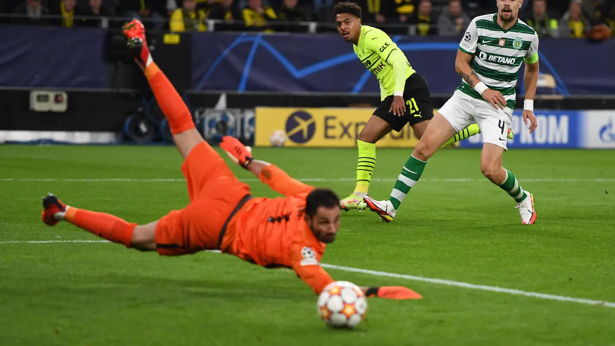 Championsleague: Borussia Dortmund - Sporting Lissabon 28.09.2021. Tor zum 1:0 für Dortmund durch Donyell Malen. Tw. Adan streckrsich vergeblich. Re.: Zouhair Feddal beide SCP. DFL REGULATIONS PROHIBIT ANY USE OF PHOTOGRAPHS AS IMAGE SEQUENCES AND/OR QUASI-VIDEO. Editorial use only Nur für journalistische Zwecke *** Championsleague Borussia Dortmund Sporting Lisbon 28 09 2021 Goal to 1 0 for Dortmund by Donyell Malen Tw Adan streckrsich in vain Re Zouhair Feddal both SCP DFL REGULATIONS PROHIBIT ANY USE OF PHOTOGRAPHS AS IMAGE SEQUENCES AND OR QUASI VIDEO Editorial use only For journalistic purposes only HM