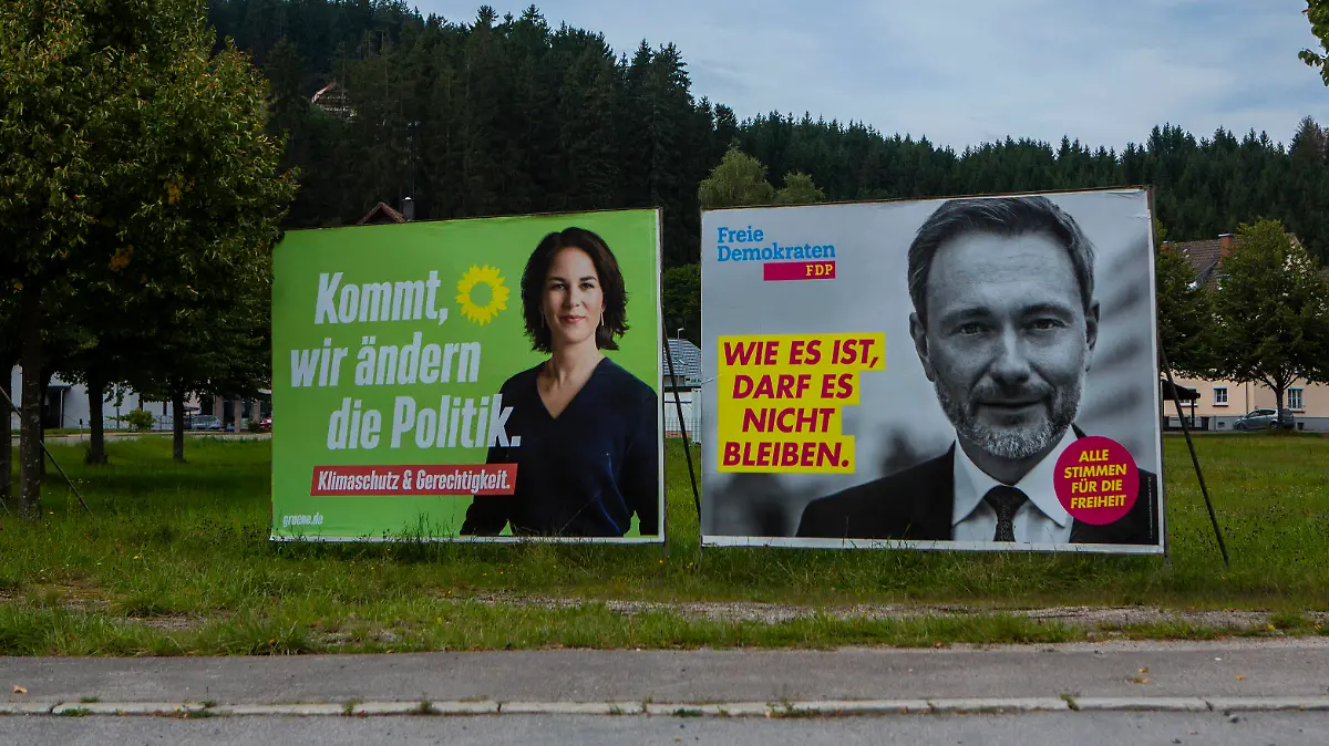  Wahlplakate zur Bundestagswahl im September 2021 sind in Baiersbronn  Landkreis Freudenstadt Baden-Württemberg  zu sehen. Die Grünen Annalena Baerbock Kommt, wir ändern die Politik FDP Christian Lindner Wie es ist, darf es nicht bleiben Wahlplakate *** Election posters for the federal election in September 2021 can be seen in Baiersbronn County Freudenstadt Baden Württemberg The Greens Annalena Baerbock Come, we change the policy FDP Christian Lindner As it is, it may not remain Election posters