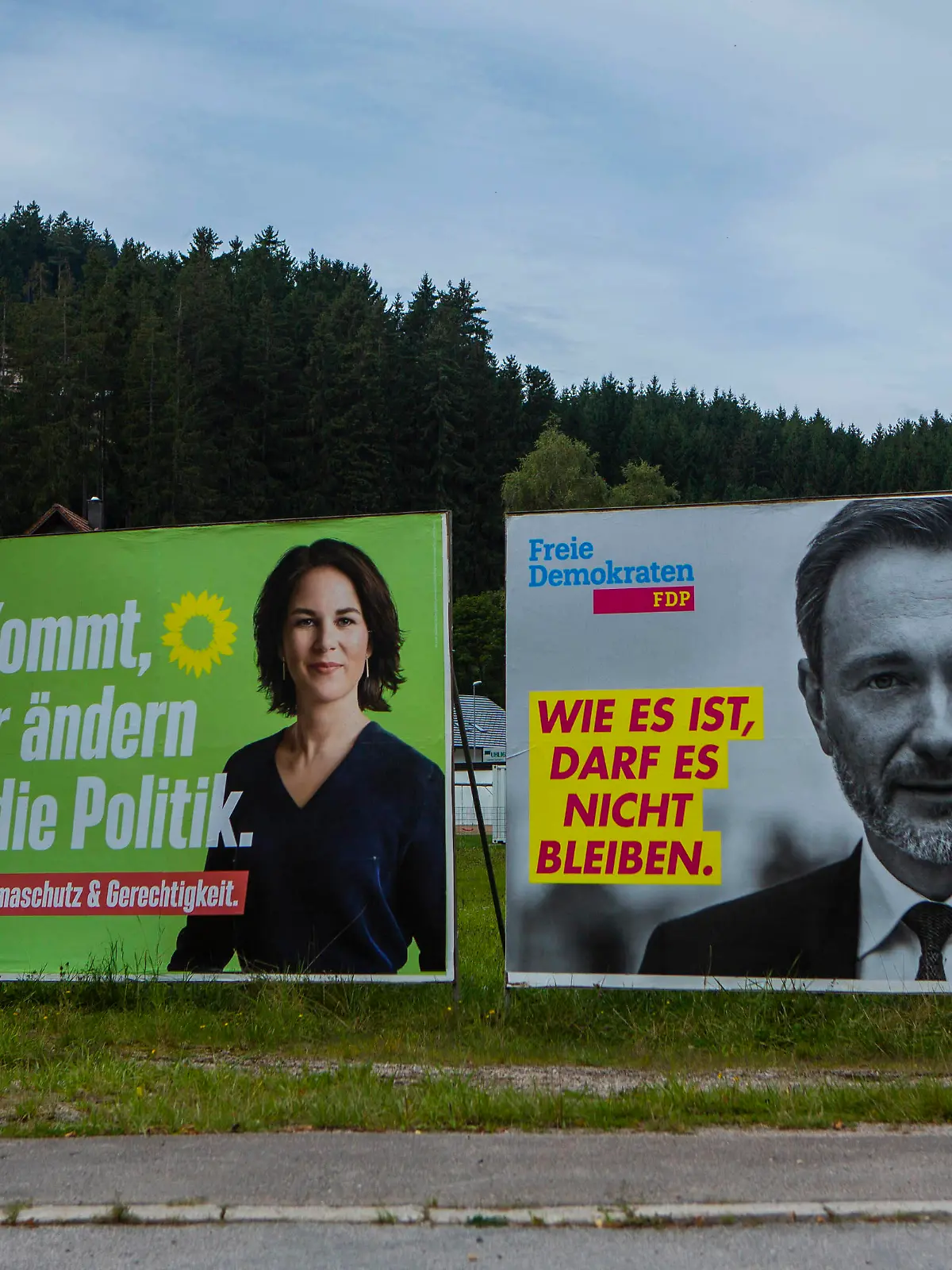  Wahlplakate zur Bundestagswahl im September 2021 sind in Baiersbronn  Landkreis Freudenstadt Baden-Württemberg  zu sehen. Die Grünen Annalena Baerbock Kommt, wir ändern die Politik FDP Christian Lindner Wie es ist, darf es nicht bleiben Wahlplakate *** Election posters for the federal election in September 2021 can be seen in Baiersbronn County Freudenstadt Baden Württemberg The Greens Annalena Baerbock Come, we change the policy FDP Christian Lindner As it is, it may not remain Election posters