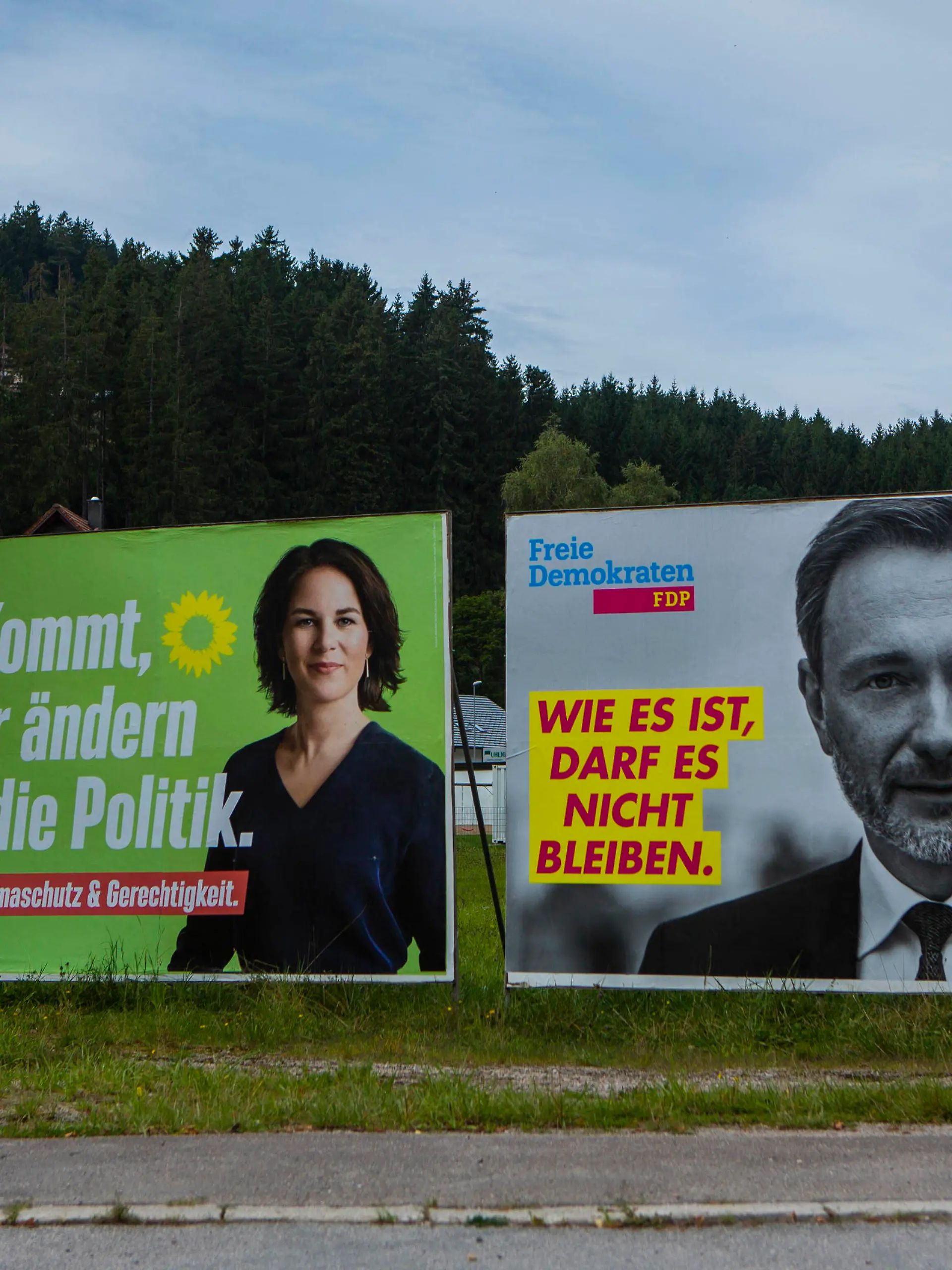  Wahlplakate zur Bundestagswahl im September 2021 sind in Baiersbronn  Landkreis Freudenstadt Baden-Württemberg  zu sehen. Die Grünen Annalena Baerbock Kommt, wir ändern die Politik FDP Christian Lindner Wie es ist, darf es nicht bleiben Wahlplakate *** Election posters for the federal election in September 2021 can be seen in Baiersbronn County Freudenstadt Baden Württemberg The Greens Annalena Baerbock Come, we change the policy FDP Christian Lindner As it is, it may not remain Election posters