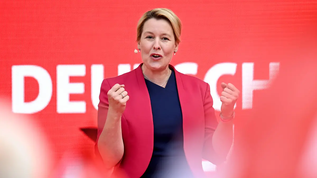 ARCHIV - 27.08.2021, Berlin: Franziska Giffey (SPD) spricht bei einer Wahlkampfkundgebung im Bezirk Mitte. Giffey tritt als SPD-Spitzenkandidatin zur Berliner Abgeordnetenhauswahl am 26.09.2021 an. (zu dpa "SPD-Spitzenkandidatin Franziska Giffey lächelt Plagiatsaffäre weg) Foto: Britta Pedersen/dpa-Zentralbild/dpa +++ dpa-Bildfunk +++