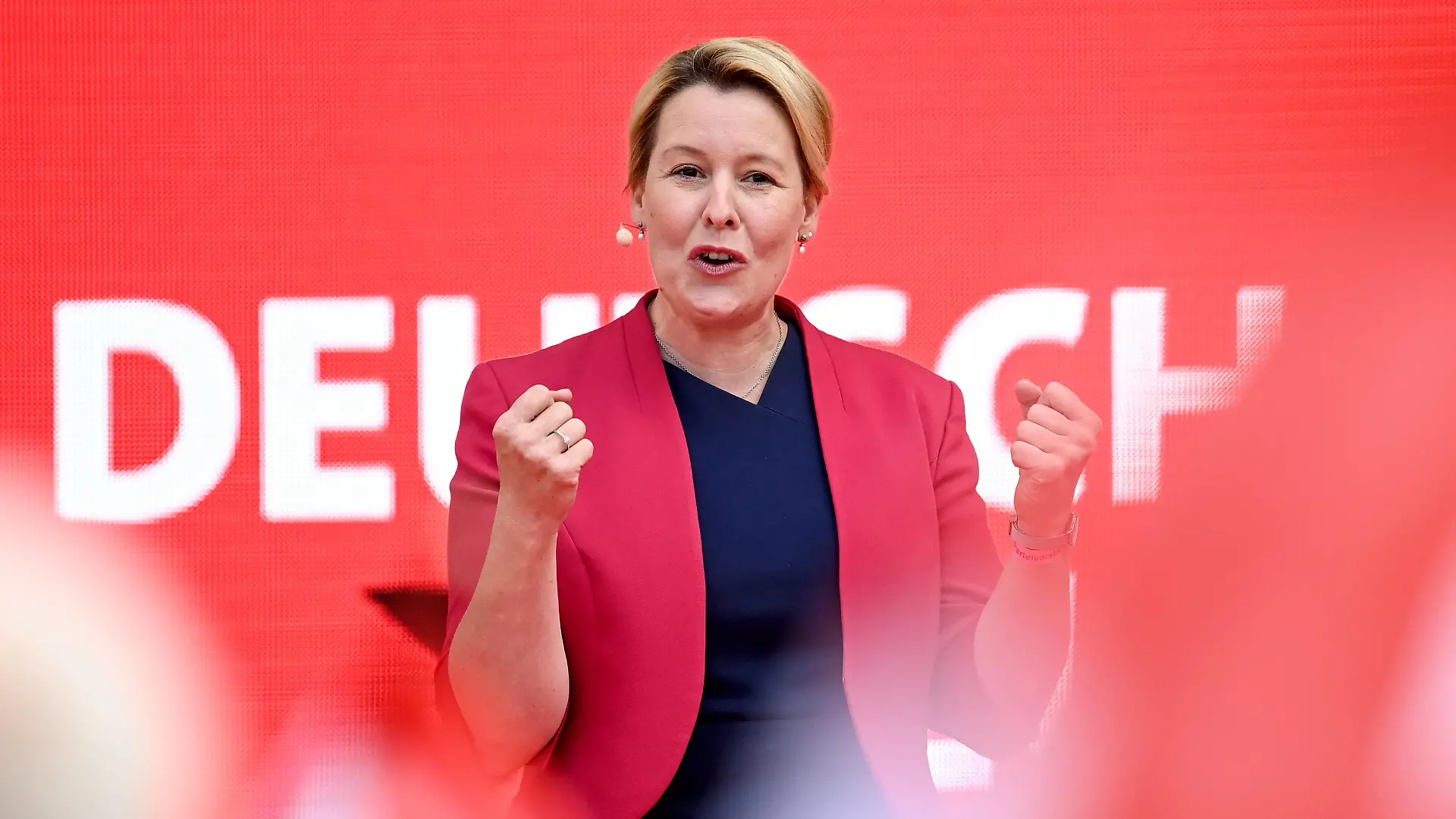 ARCHIV - 27.08.2021, Berlin: Franziska Giffey (SPD) spricht bei einer Wahlkampfkundgebung im Bezirk Mitte. Giffey tritt als SPD-Spitzenkandidatin zur Berliner Abgeordnetenhauswahl am 26.09.2021 an. (zu dpa "SPD-Spitzenkandidatin Franziska Giffey lächelt Plagiatsaffäre weg) Foto: Britta Pedersen/dpa-Zentralbild/dpa +++ dpa-Bildfunk +++