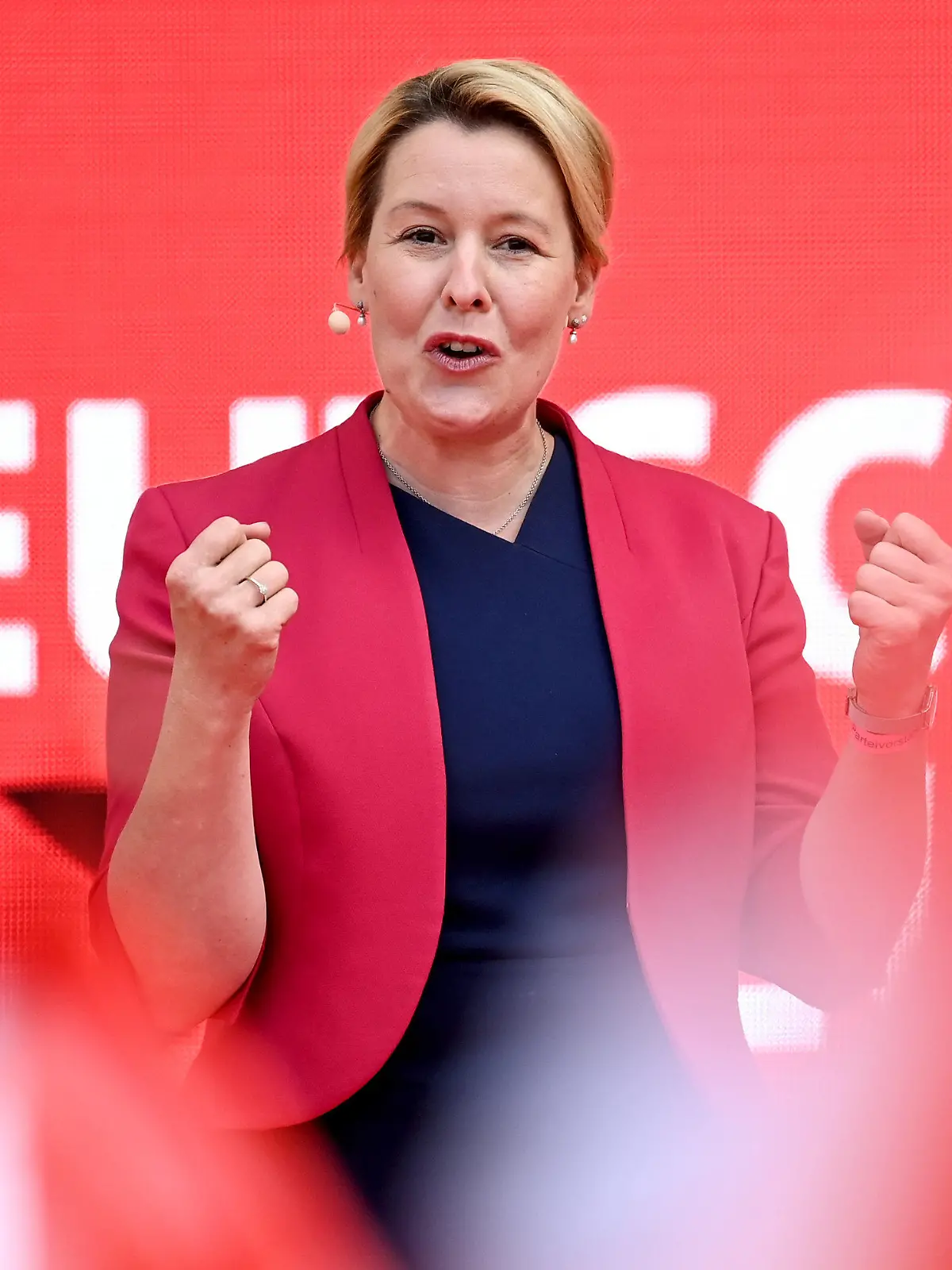 ARCHIV - 27.08.2021, Berlin: Franziska Giffey (SPD) spricht bei einer Wahlkampfkundgebung im Bezirk Mitte. Giffey tritt als SPD-Spitzenkandidatin zur Berliner Abgeordnetenhauswahl am 26.09.2021 an. (zu dpa "SPD-Spitzenkandidatin Franziska Giffey lächelt Plagiatsaffäre weg) Foto: Britta Pedersen/dpa-Zentralbild/dpa +++ dpa-Bildfunk +++