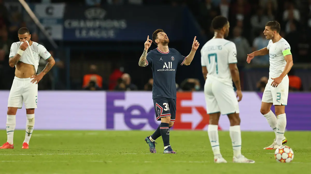Paris, France, 28th September 2021. Lionel Messi of Paris St Germain celebrates after scoring to make it 2-0 as Kyle Walker L and Ruben Dias of Manchester City R look dejected during the UEFA Champions League match at Le Parc des Princes, Paris. Picture credit should read: David Klein / Sportimage PUBLICATIONxNOTxINxUK SPI-1213-0060