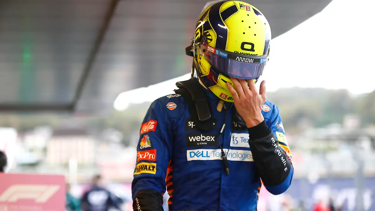 Formula 1 2021: Russian GP SOCHI AUTODROM, RUSSIAN FEDERATION - SEPTEMBER 26: Lando Norris, McLaren, comiserates in Parc Ferme during the Russian GP at Sochi Autodrom on Sunday September 26, 2021 in Sochi, Russian Federation. Photo by Andy Hone / LAT Images Images PUBLICATIONxINxGERxSUIxAUTxHUNxONLY GP2115_134052_ONZ0747