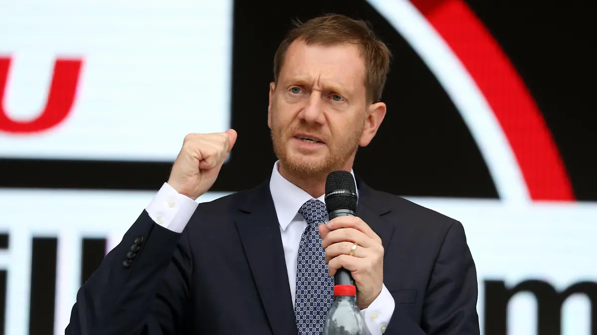 Wahlkampfabschluss CDU 24.09.2021 , Halle/ Saale, Salzgrafenplatz, Gemeinsamer Wahlkampfabschluss der drei mitteldeutschen CDU-Landesverbände mit Friedrich Merz im Bild: Michael Kretschmer Ministerpräsident Sachsen *** Election campaign closing CDU 24 09 2021 , Halle Saale, Salzgrafenplatz, Joint election campaign closing of the three central German CDU state associations with Friedrich Merz in the picture Michael Kretschmer Prime Minister Saxony