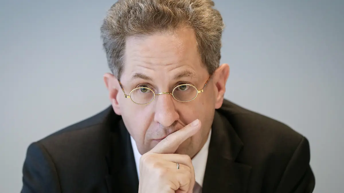 ARCHIV - 09.08.2016, Berlin: Der Präsident des Bundesamtes für Verfassungsschutz, Hans-Georg Maaßen, spricht mit Journalisten der Deutschen Presse-Agentur (dpa). (zu dpa "Entscheidung über Maaßen steht unmittelbar bevor" am 05.11.2018) Foto: Kay Nietfeld/dpa +++ dpa-Bildfunk +++
