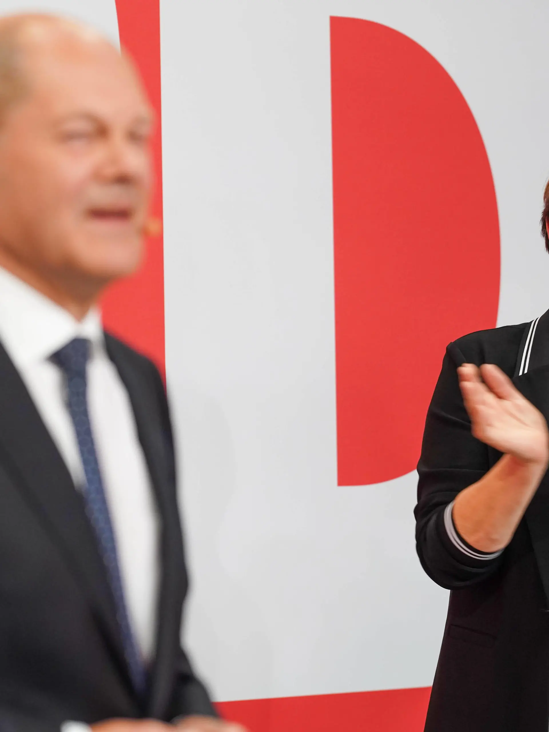 26.09.2021, Berlin, Deutschland, GER, Tag der Bundestagswahl.Wahlabend in der SPD Bundesgeschäftstelle Willy-Brandt-Haus.Olaf Scholz sowie Saskia Esken. *** 26 09 2021, Berlin, Germany, GER, Day of the Bundestag Election Election Evening at the SPD Federal Office Willy Brandt Haus Olaf Scholz as well as Saskia Esken 