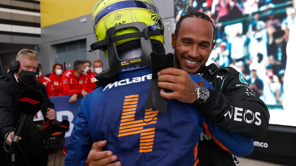 Formula 1 2021: Russian GP SOCHI AUTODROM, RUSSIAN FEDERATION - SEPTEMBER 26: Lando Norris, McLaren, congratulates Sir Lewis Hamilton, Mercedes, 1st position, in Parc Ferme during the Russian GP at Sochi Autodrom on Sunday September 26, 2021 in Sochi, Russian Federation. Photo by Andy Hone / LAT Images Images PUBLICATIONxINxGERxSUIxAUTxHUNxONLY GP2115_134044_ONY9876 