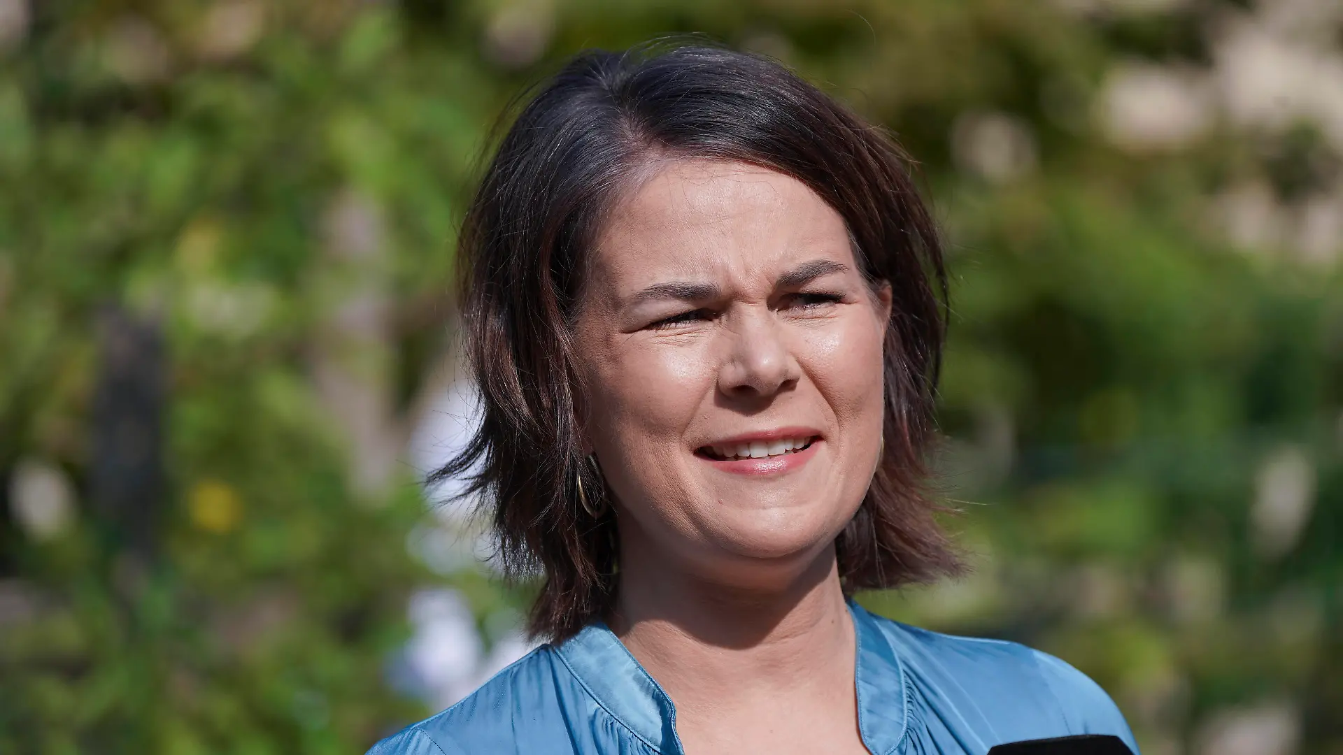 Stimmabgabe Annalena Baerbock in Potsdam Aktuell, 26.09.2021, Annalena Baerbock Kanzlerkandidatin von Buendnis 90/ Die Gruenen im Portrait bei ihrem Statemant nach der Stimmabgabe zur Bundestagswahl am Wahltag in ihrem Wahlkreis Potsdam Potsdam Brandenburg Deutschland *** Voting Annalena Baerbock in Potsdam Current, 26 09 2021, Annalena Baerbock candidate for chancellor of Buendnis 90 Die Gruenen in portrait at her statemant after voting for the Bundestag election on election day in her constituency Potsdam Potsdam Brandenburg Germany