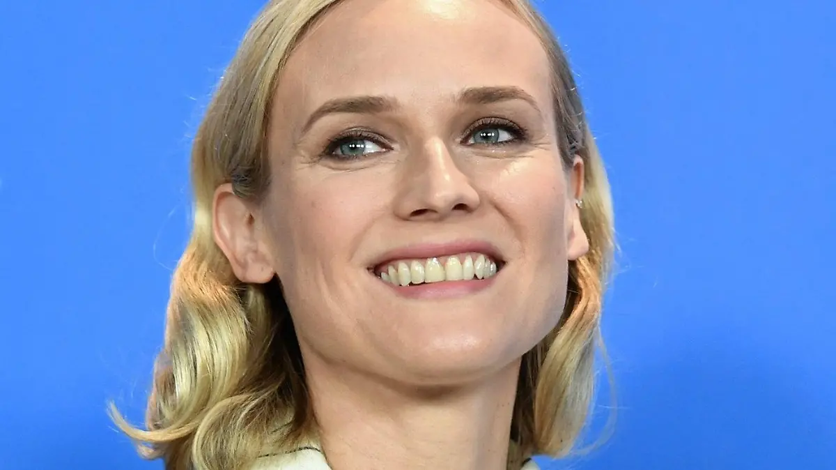 ARCHIV - 10.02.2019, Berlin: Diane Kruger, Schauspielerin, lächelt beim Photocall zum Film «The Operative (Die Agentin»). (zu dpa - Neues aus Hollywood - "Diane Kruger in Thriller von Neil LaBute - mit Sohn von Jack Nicholson") Foto: Jens Kalaene/ZB/dpa +++ dpa-Bildfunk +++
